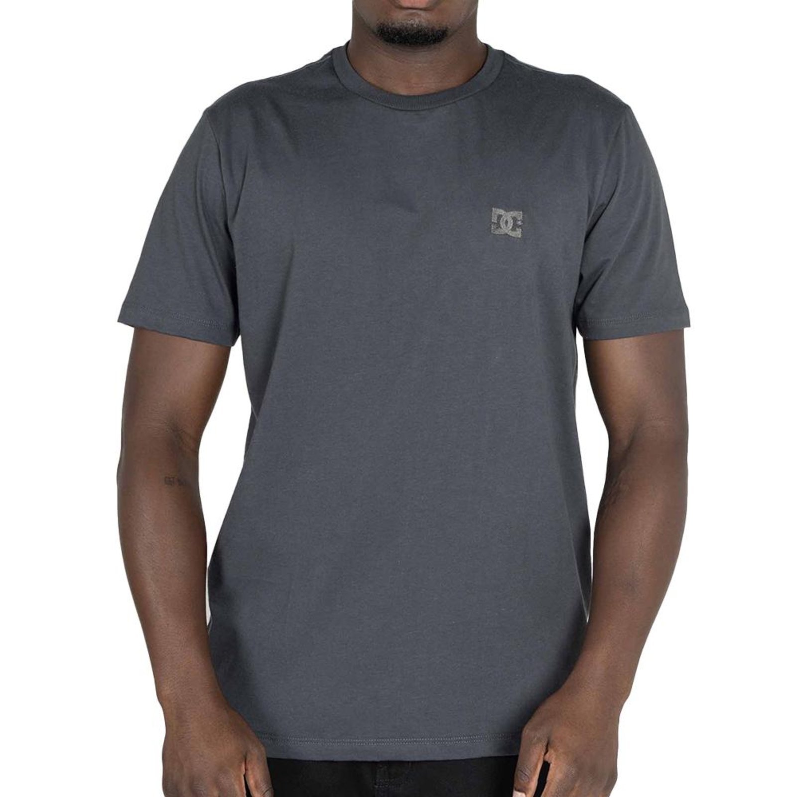 Camiseta DC Shoes Embroidery WT25 Masculina Cinza Escuro