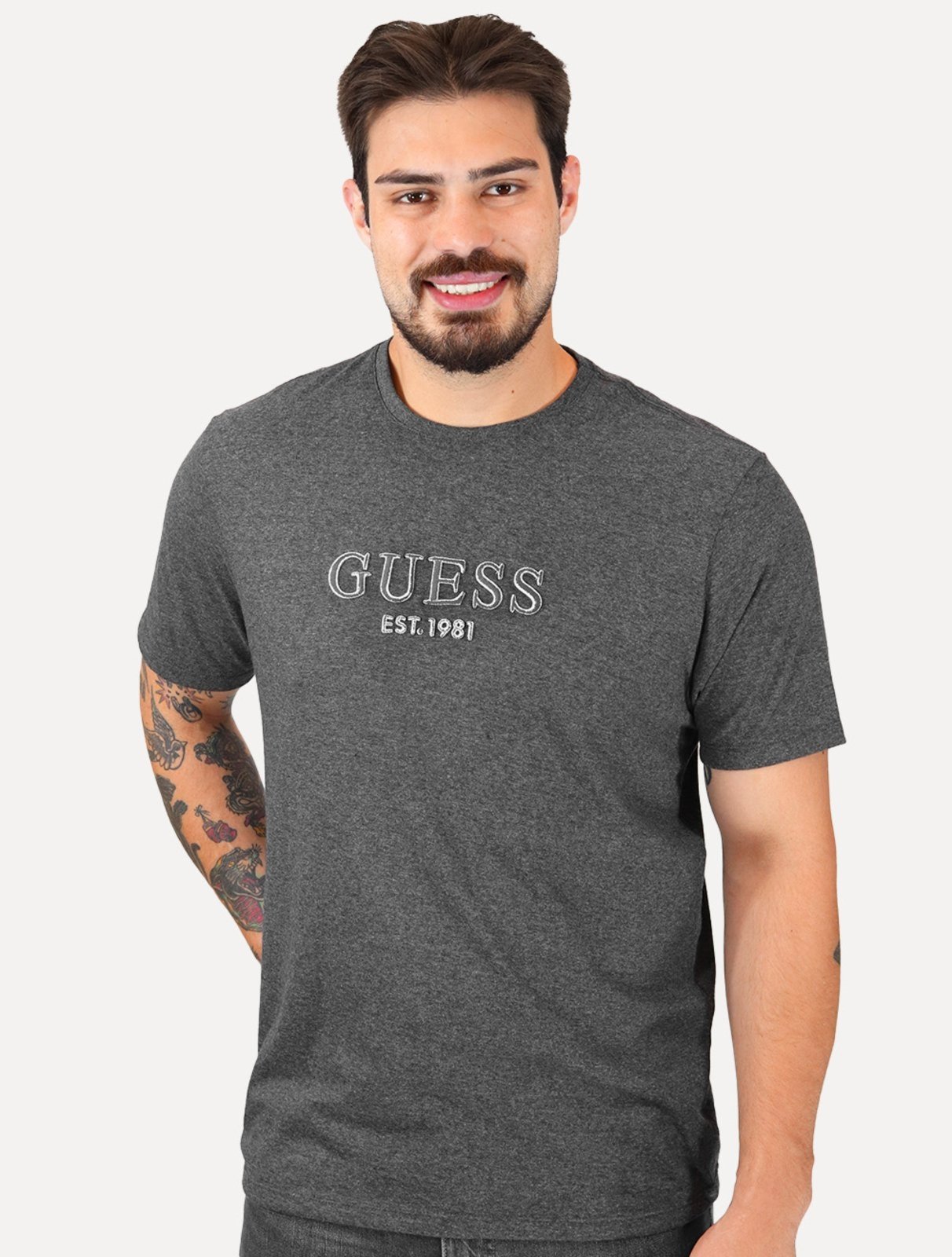 Camiseta Guess Masculina Bordado Peito Logo 1981 Cinza