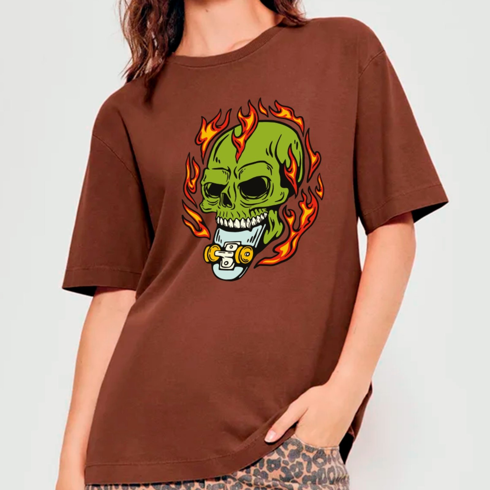 Camiseta Ousy Streetwear Skateboard Caveira Flamejante Oversized Unissex Marrom