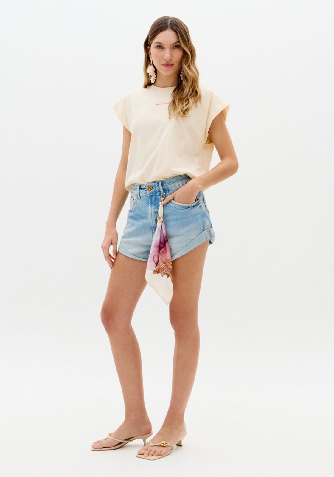 Short Jeans Comfort Cintura Super Alta Com Chaveiro Lança Perfume