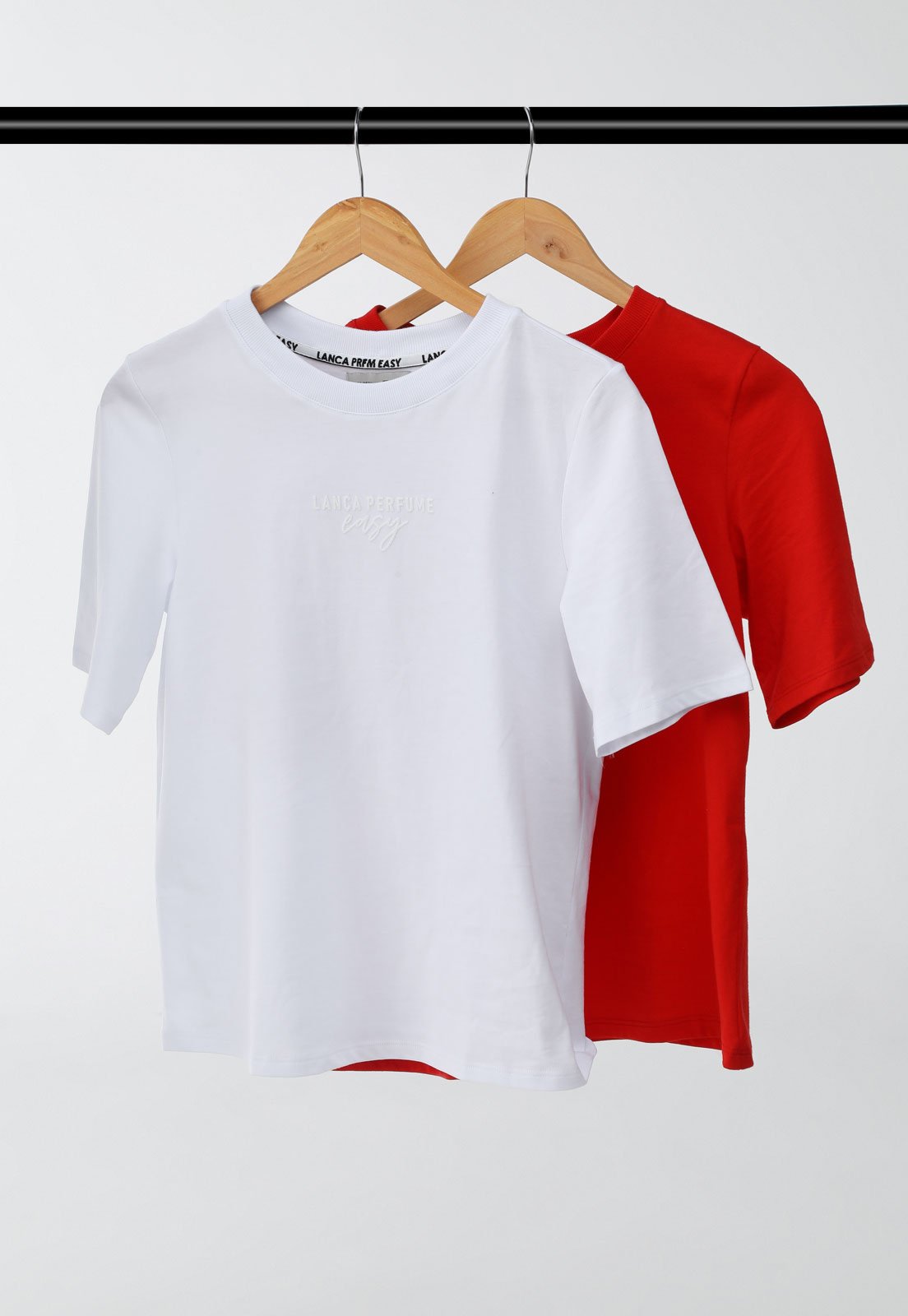 Kit 2 Camisetas Feminina Lança Perfume Logo Bordado Branca e Vermelha