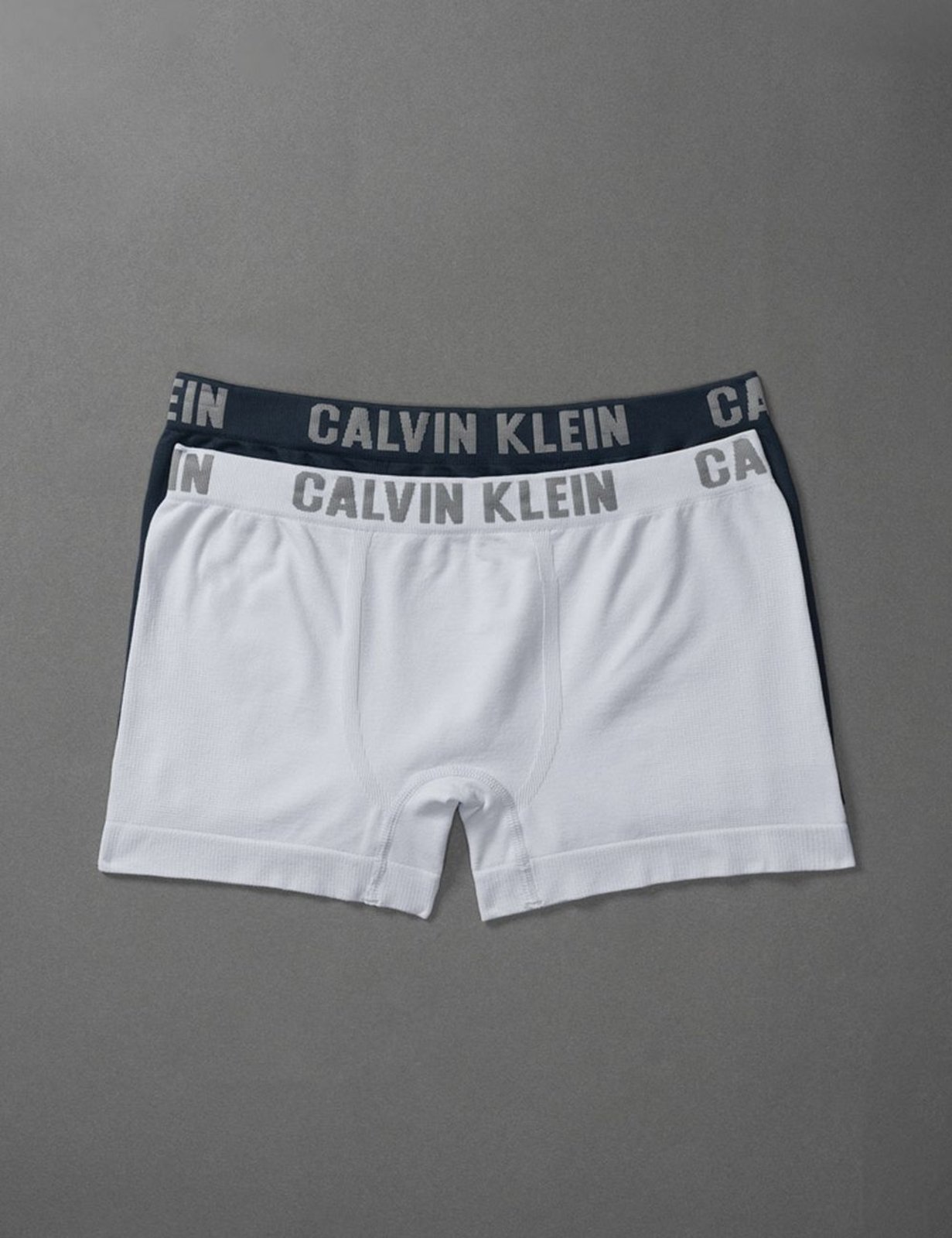 Vista 2 Kit 2 Cuecas Menino Trunk Sem Costura Calvin Klein Underwear - Marinho Com Claro Calvin Klein Jeans azul Calvin Klein Jeans azul