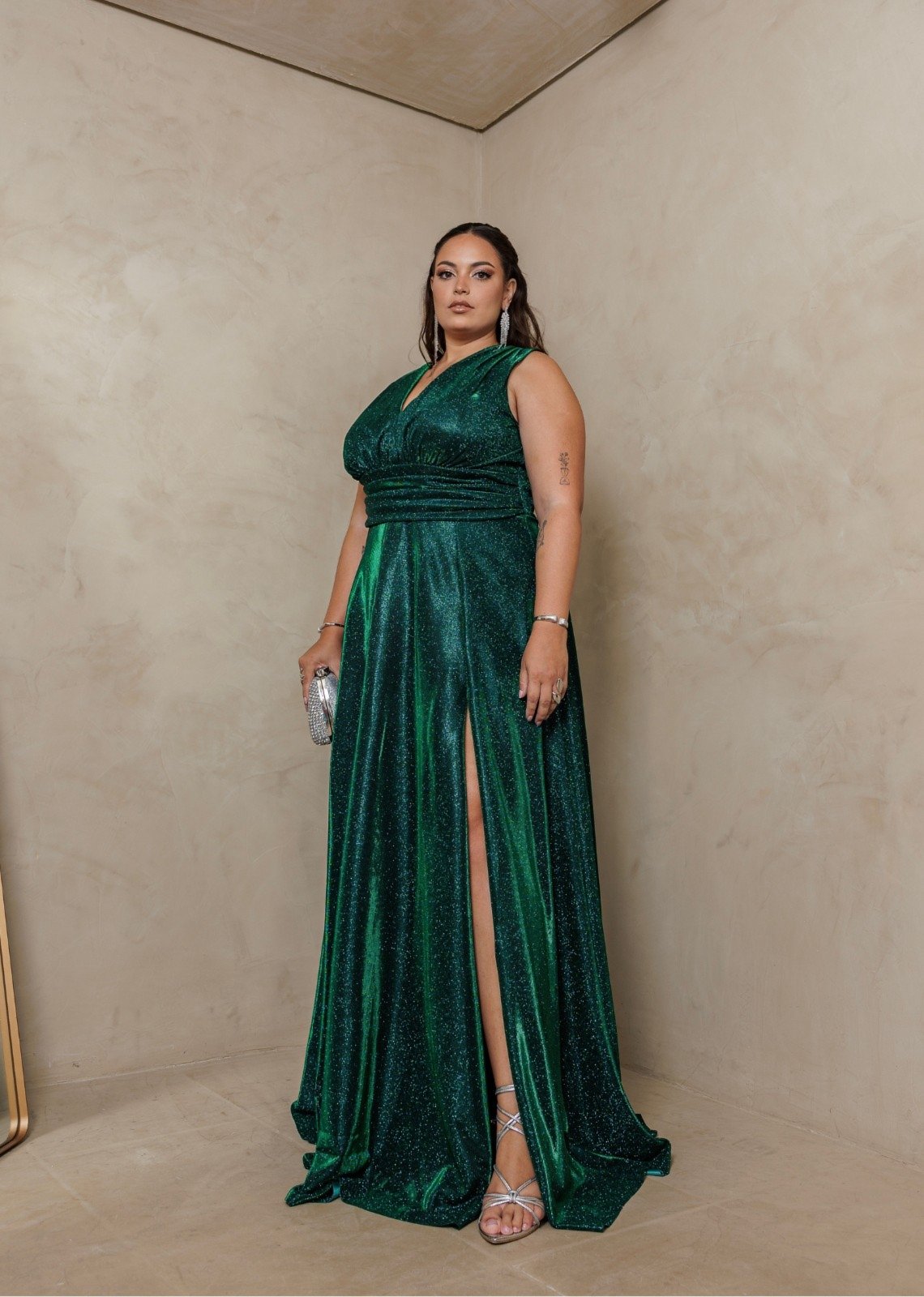 Vestido Longo de Festa Plus Size Decote em V Com Brillho com Fenda Amynalia Verde Esmeralda