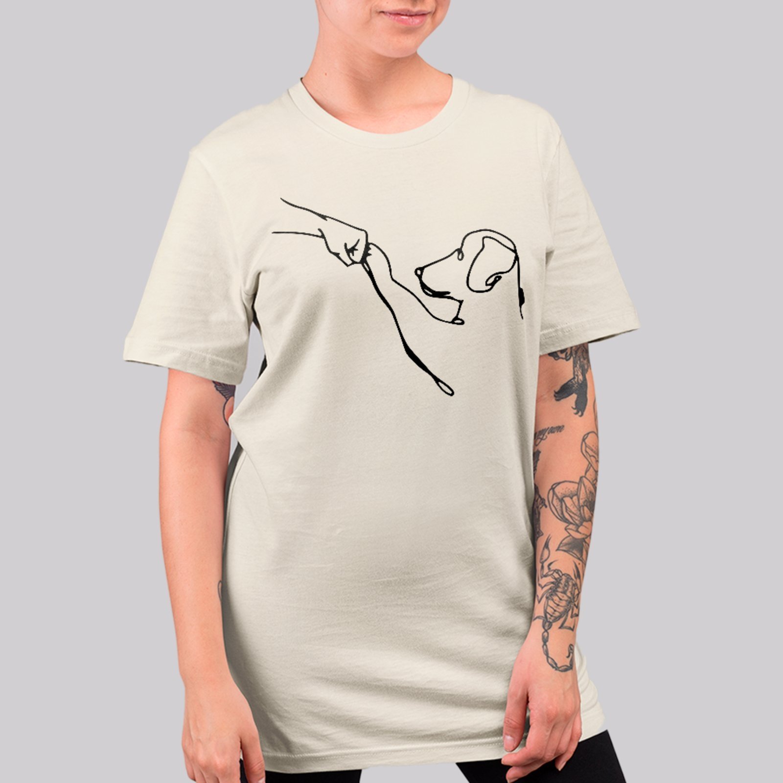 Vista 3 Camiseta Básica Estampa Minimalista Laço Humano e Cachorro Casual Premium Off White ousy off-white white ousy off-white white