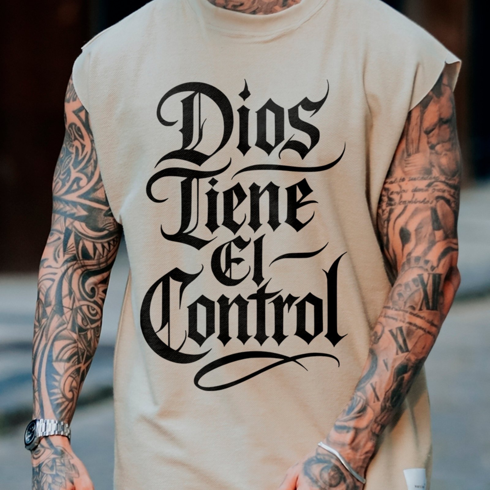 Camiseta Regata Machão Dios Tiene El Control Fé Cristã Off White