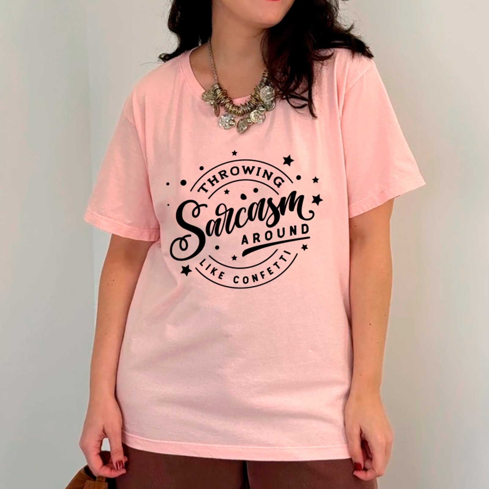 Vista 2 Camiseta Ousy Básica Humor Sarcástico Like Confetti Unissex marrom ousy marrom