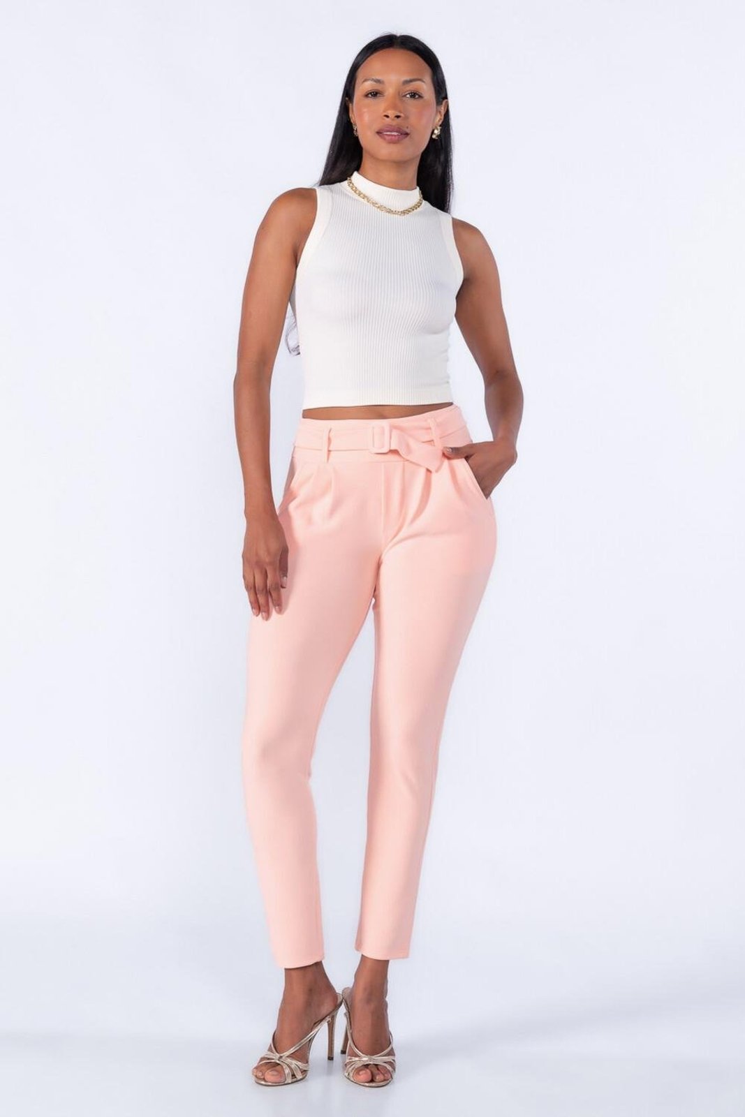 Calça Cenoura Pregas Bolso Rosa