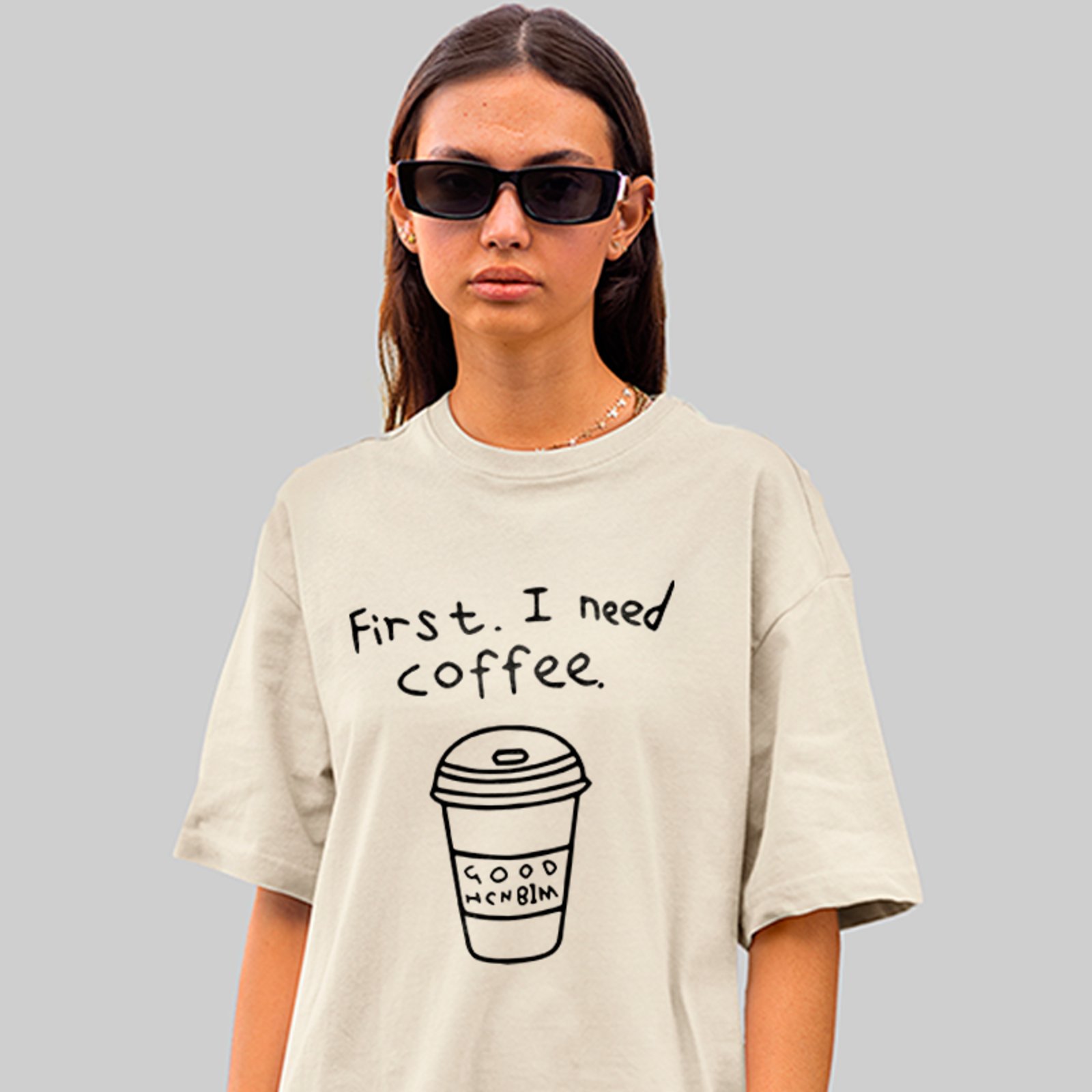 Camiseta Oversized Primeiro Preciso de um Café Humor Irônico Unissex Off White
