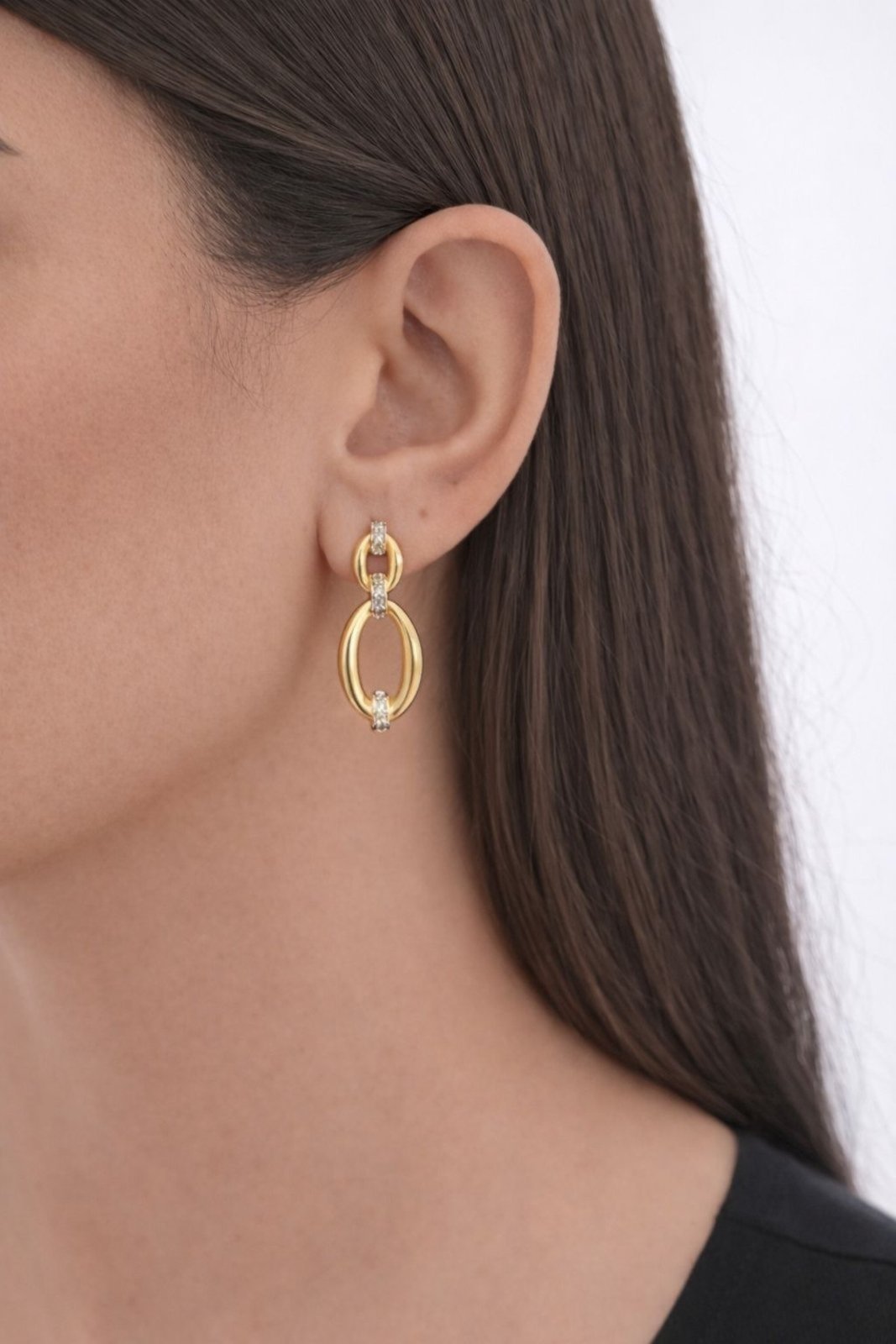 Vista 2 Brinco Elos com Zirconia Banhado a Ouro 18k Alexandra Michelassi Semijoias prata