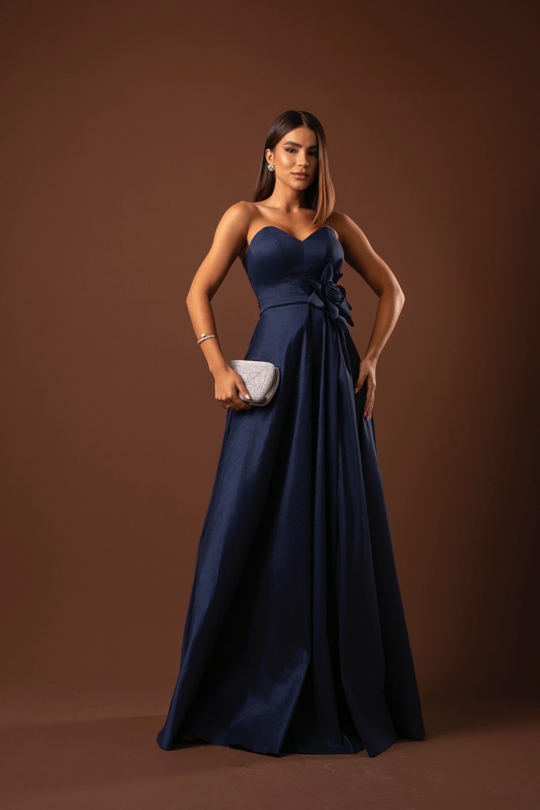Vestido Longo de Festa Madrinhas Tomara que Caia com Flor Lateral Saia em A Marlenne Azul Petróleo
