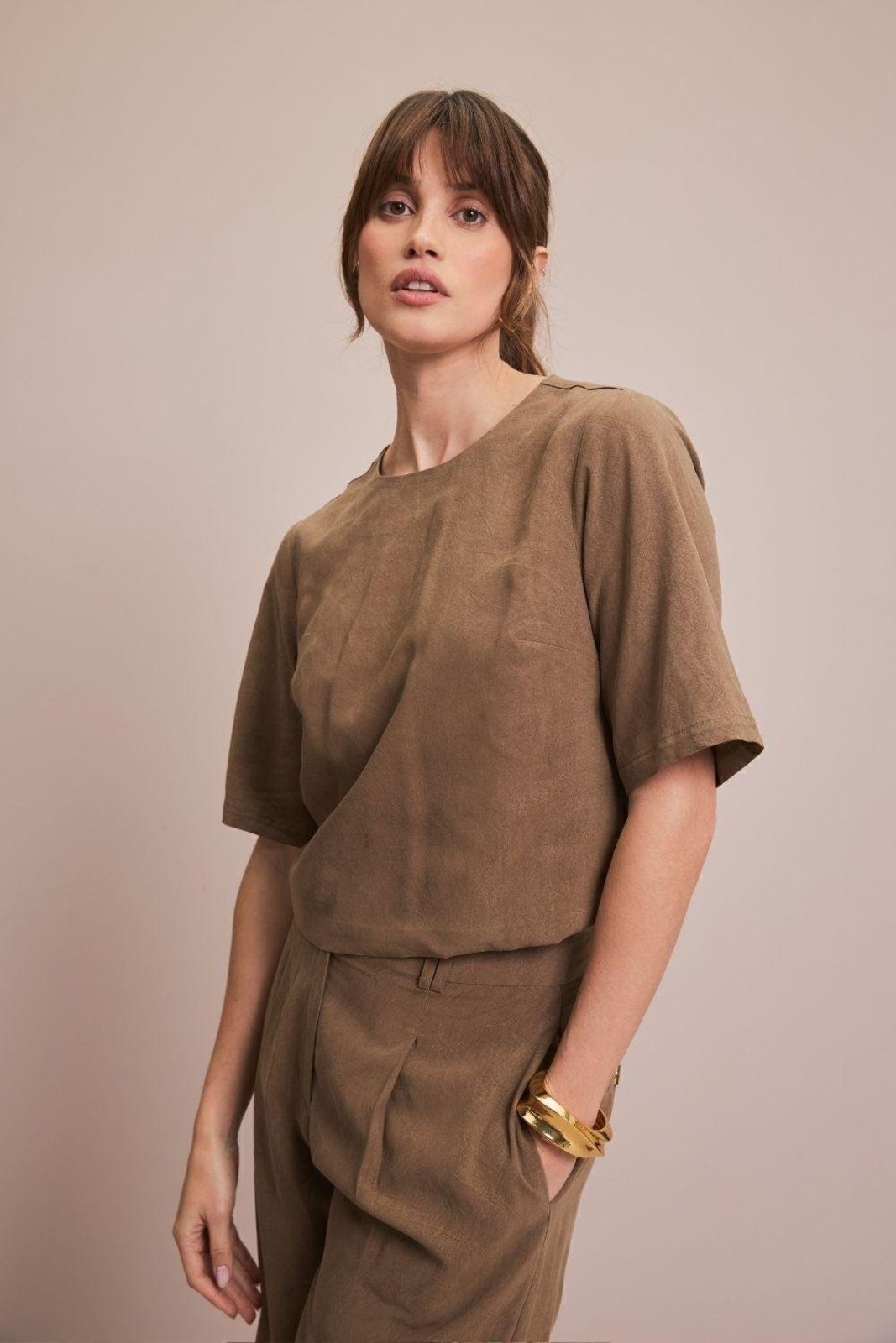 Blusa Abertura Costas Carlota Costa Marrom