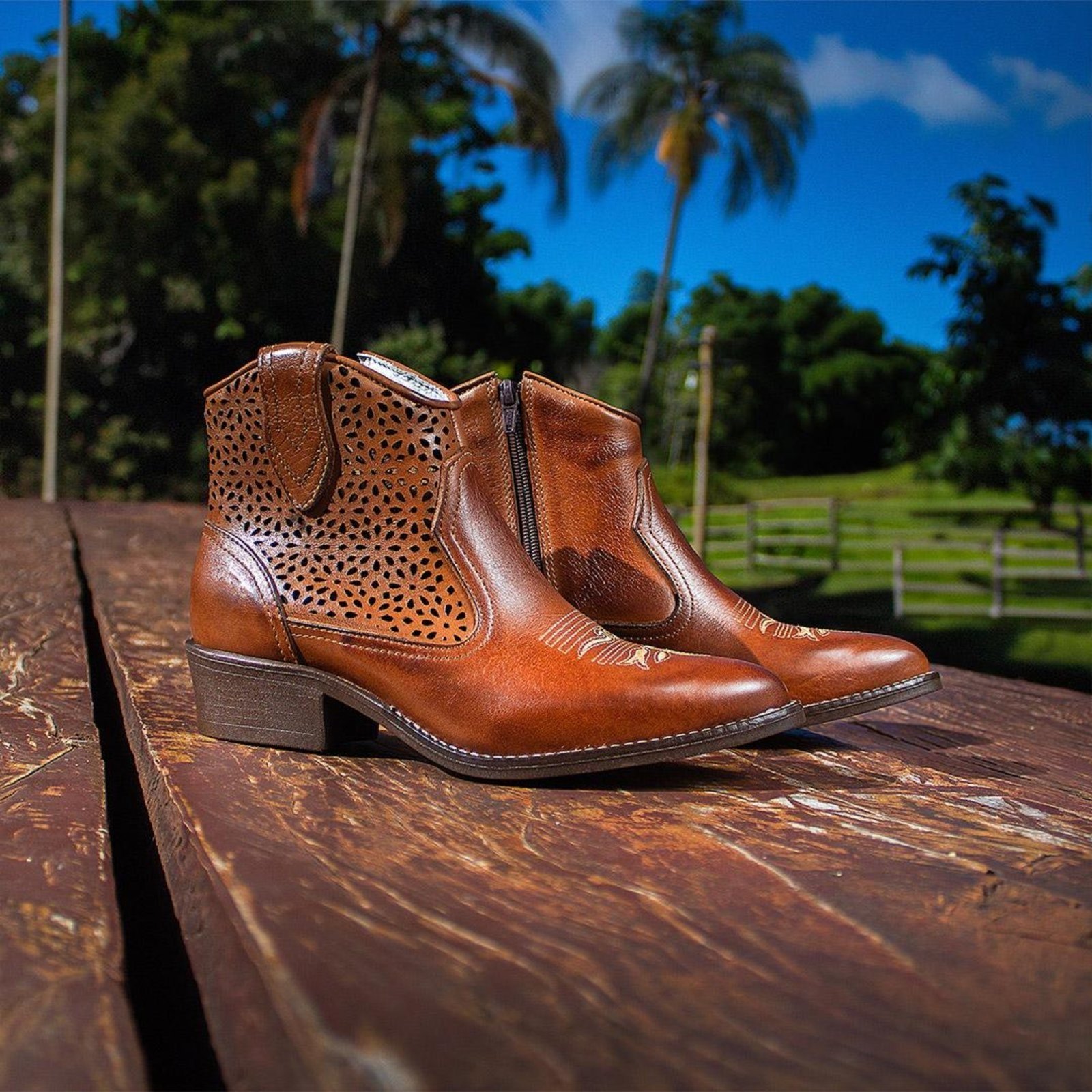 Vista 2 Bota Feminina Western Couro Look Stock Chocolate Country Lookstock Botinas marrom Lookstock Botinas marrom