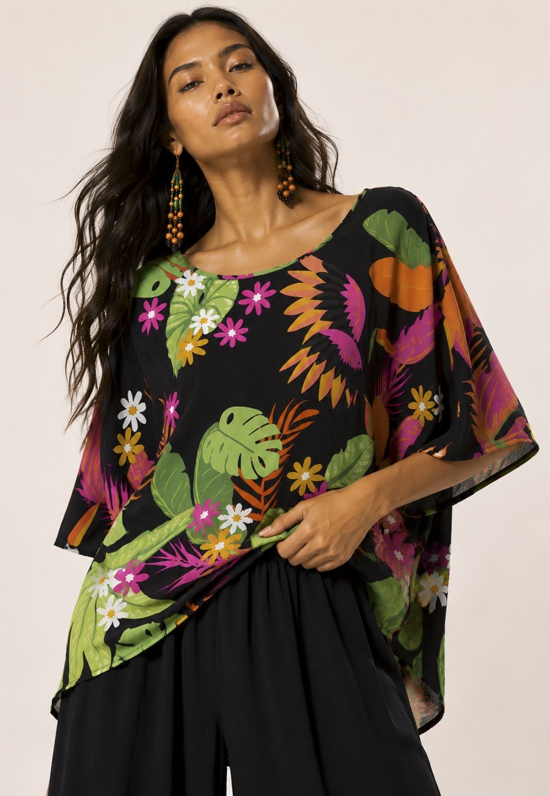 Blusa CabanaFree Morcego Ampla Tangará Estampa Noite Botânica