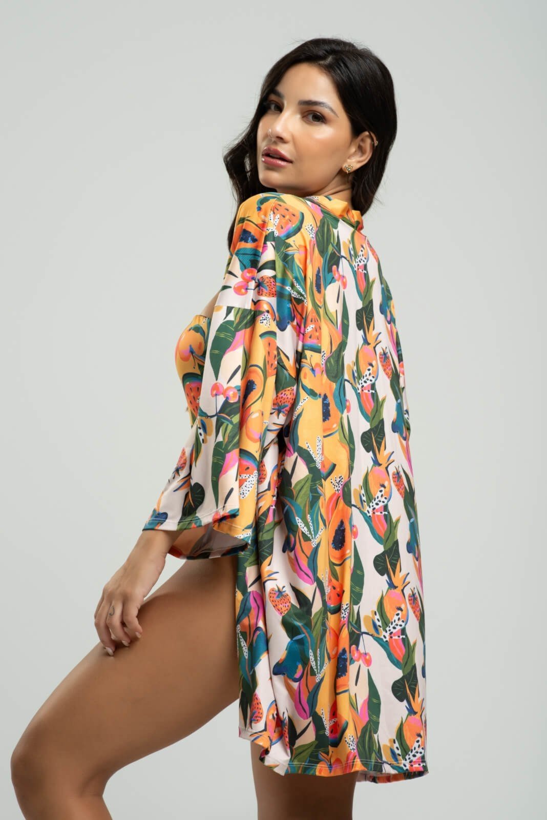 Vista 2 Saida de Praia Kimono Vicbela Curto Manga Longa Camisão De Amarrar Proteção UV Mamão estampado/laranja Vicbela estampado/laranja