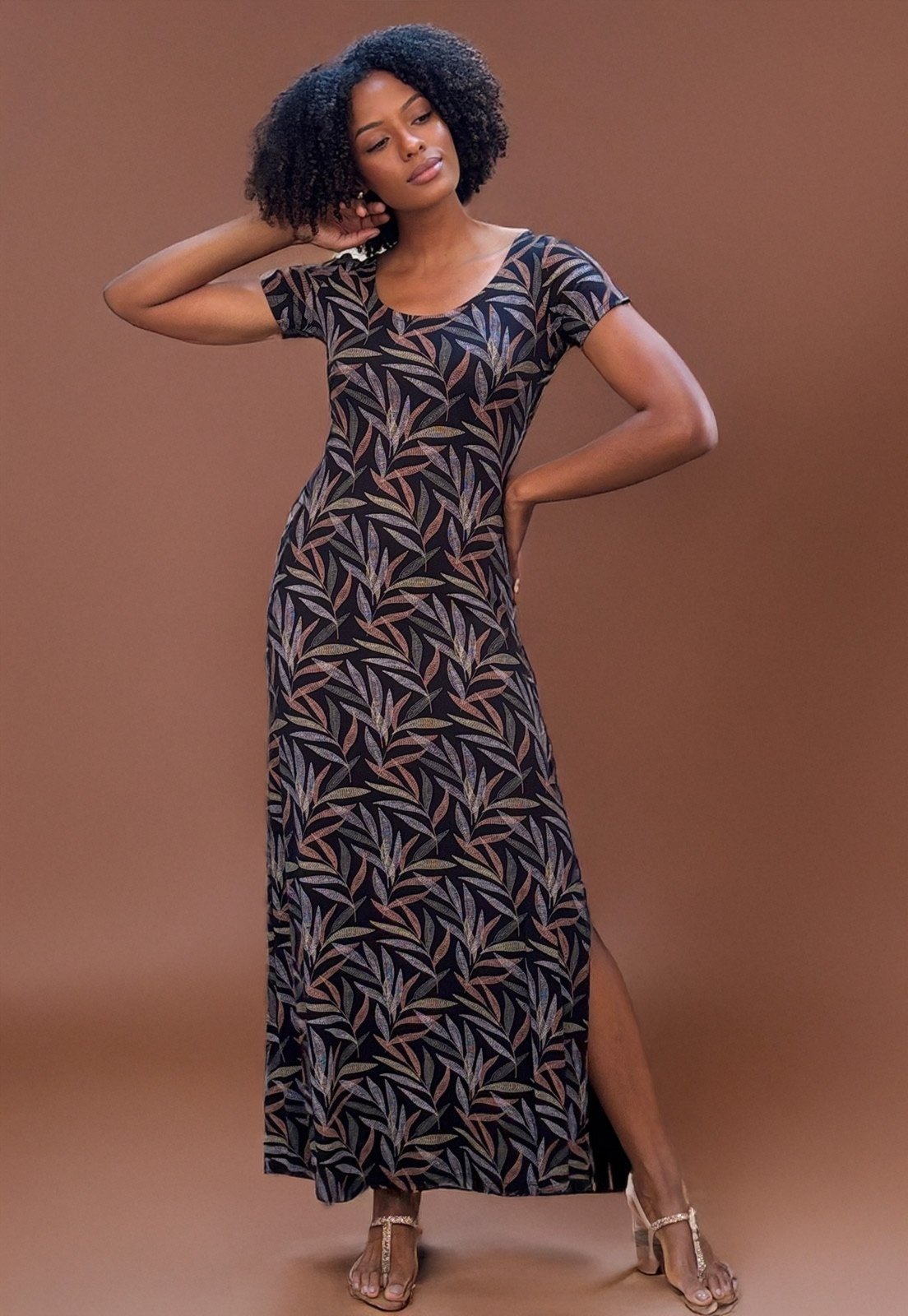 Vestido Longo Malha Gola Canoa Manga Curta Estampa Folhagem