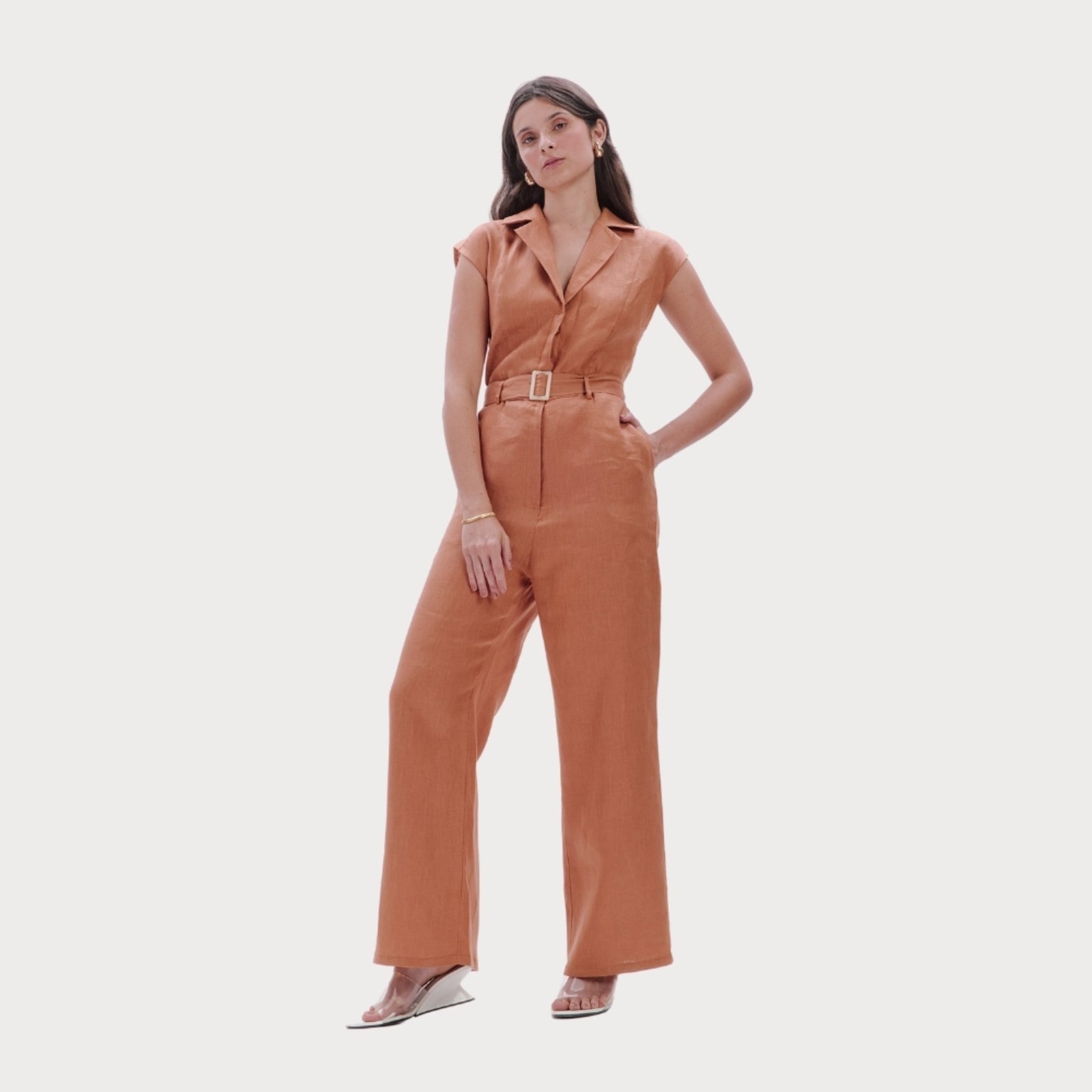 Macacão Feminino de Linho Caramelo Mara Caboo