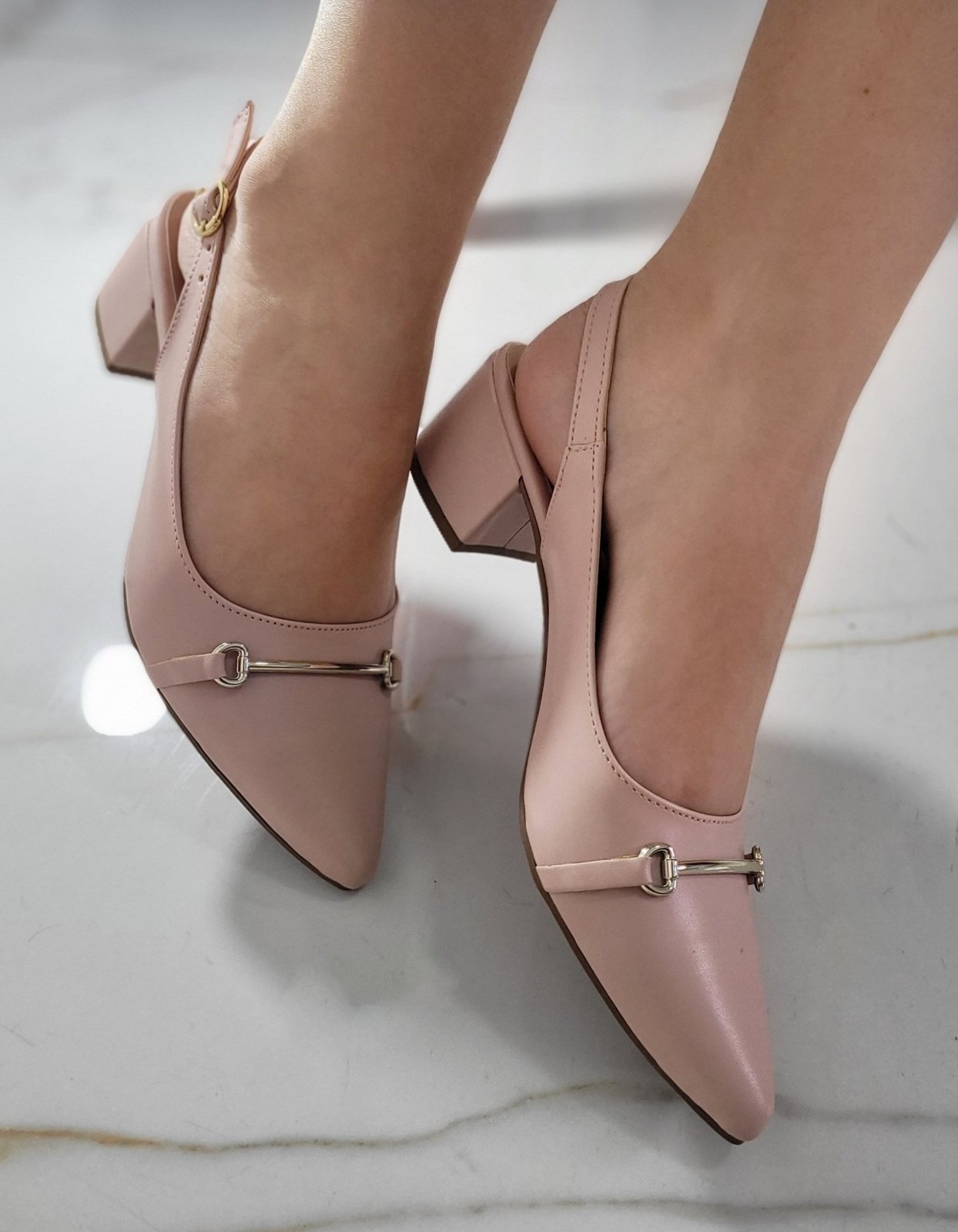 Scarpin Salto Médio Giovanna da Mata Bico Fino Slingback Elegante Confortável Detalhe Metal