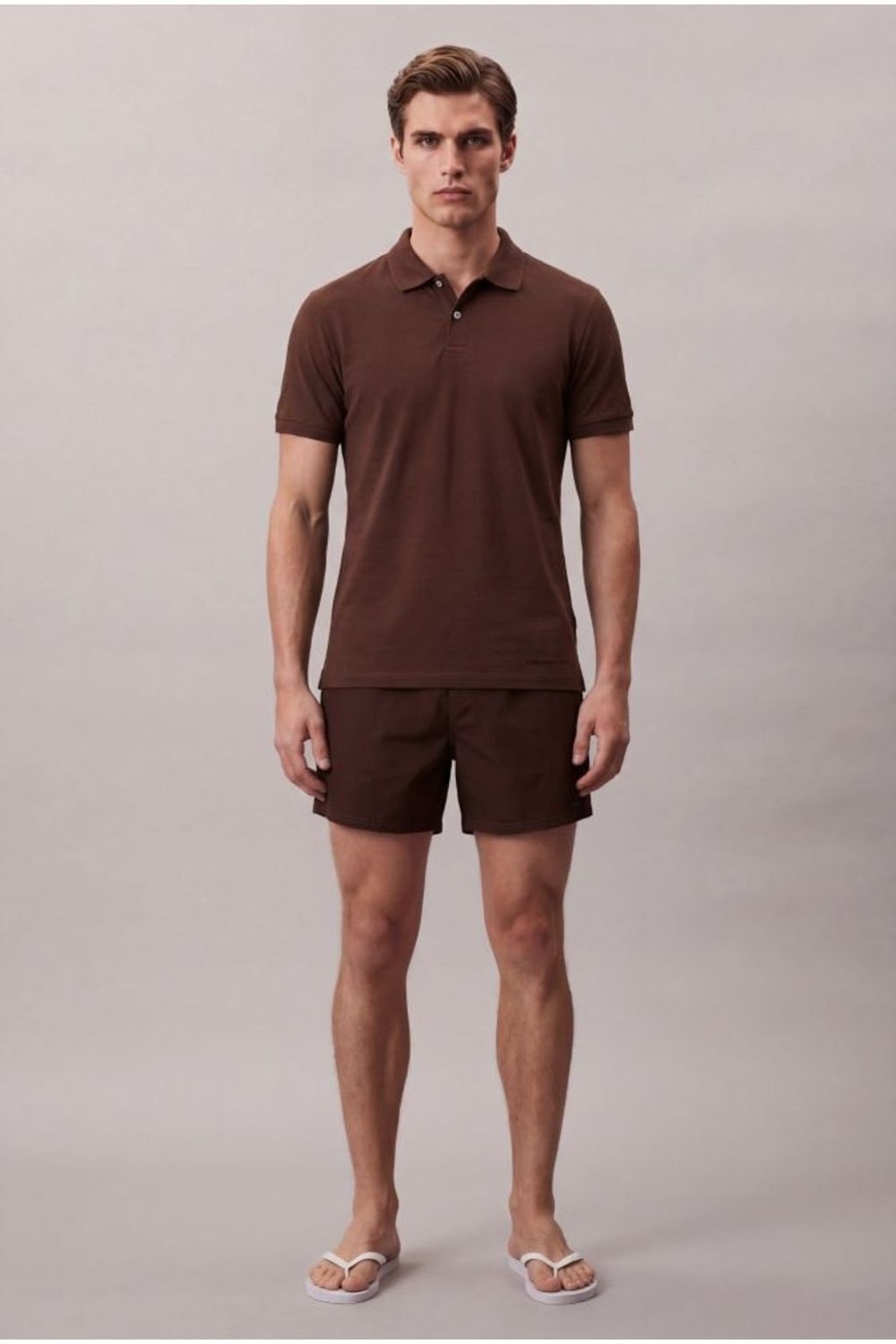 Shorts Elástico Liso Com Logo Lateral - Marrom