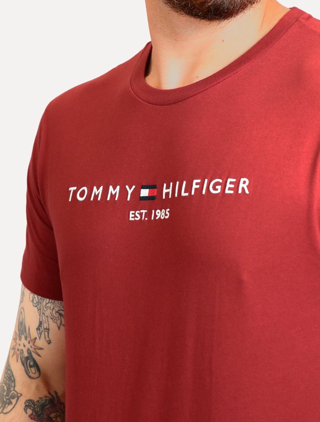 Vista 3 Camiseta Tommy Hilfiger Masculina Core Logo Escuro vermelho Tommy Hilfiger vermelho