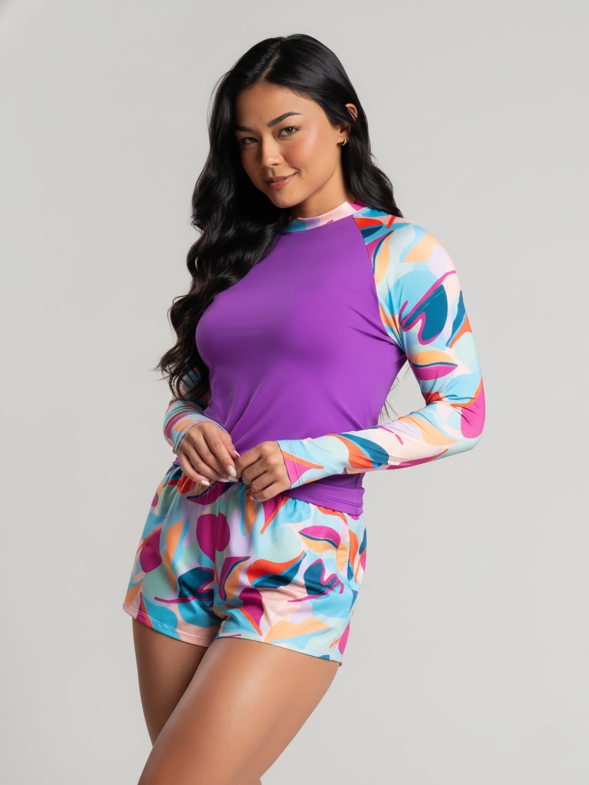 Conjunto Vicbela Blusa Feminina Segunda Pele Manga Longa Moda Praia Verão + Short Estampado Curto Saida de Praia Tecido Proteção UV