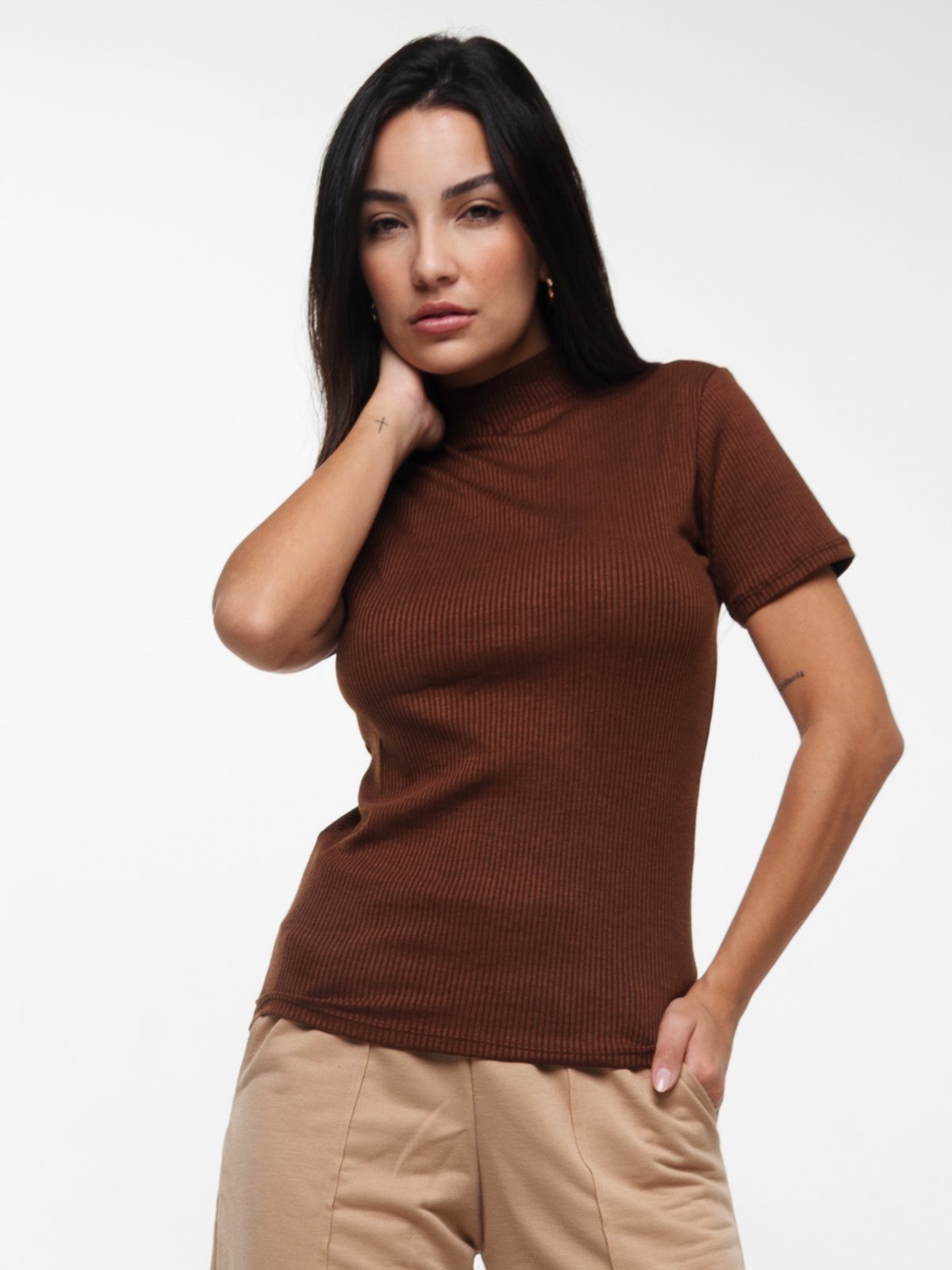Blusa Canelada Vicbela Manga Curta Gola Alta Marrom