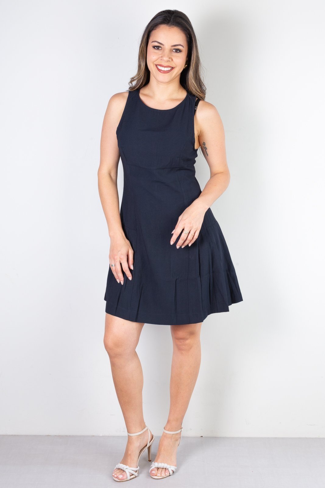 Vestido Enluaze curto godê regata com pregas 51054 – Preto
