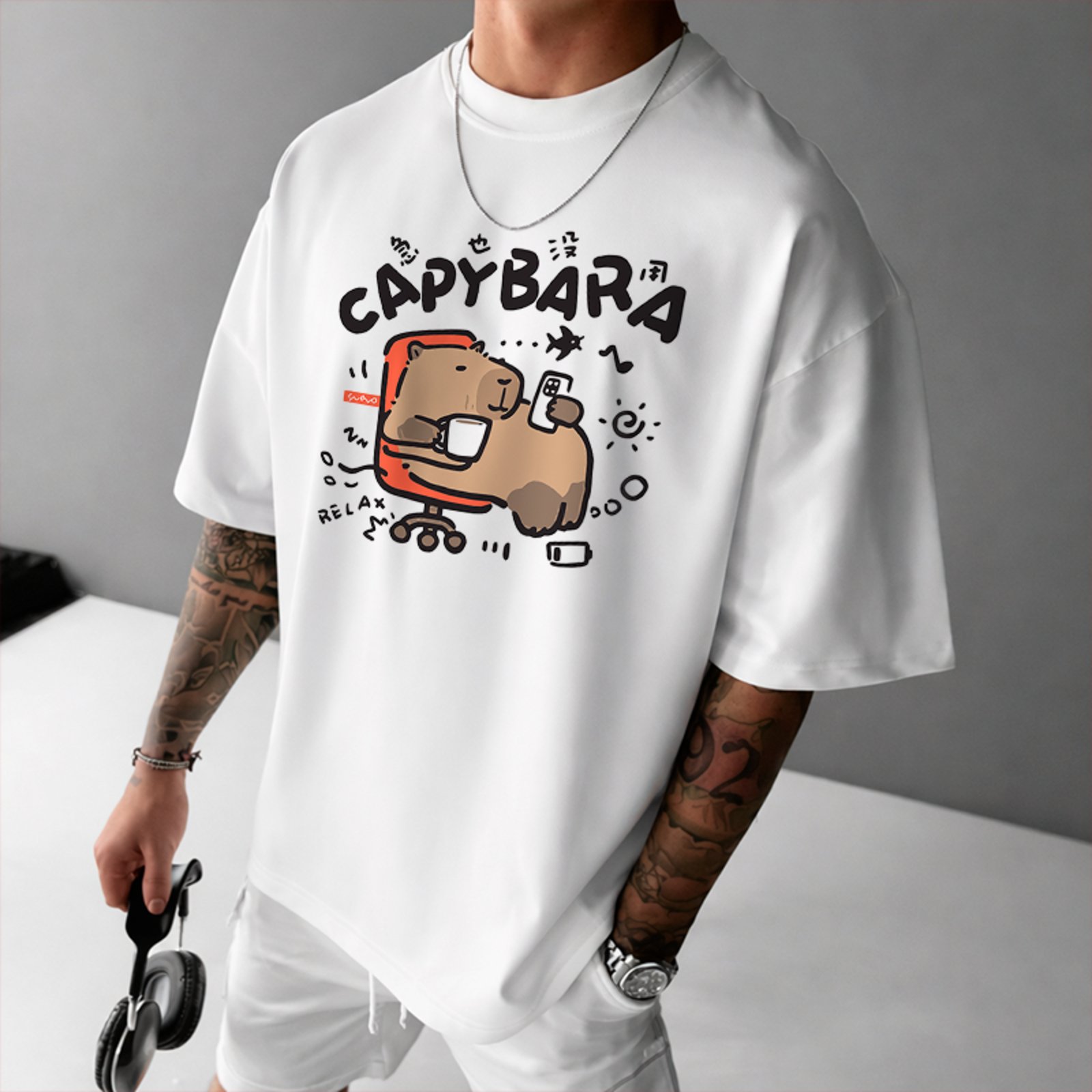 Camiseta Oversized Capivara Relaxando Meme Cartoon Vibes Unissex Branco