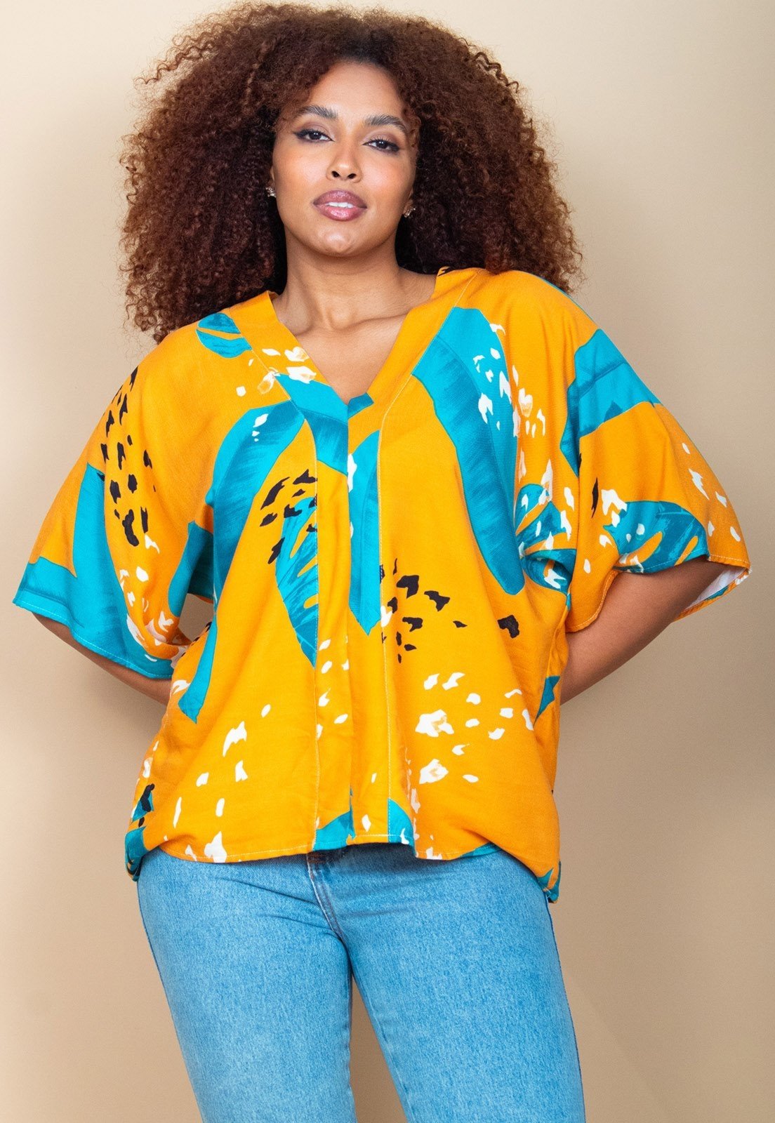 Blusa Cabanafree Gola V Manga Curta Estampa Aurora Botânica