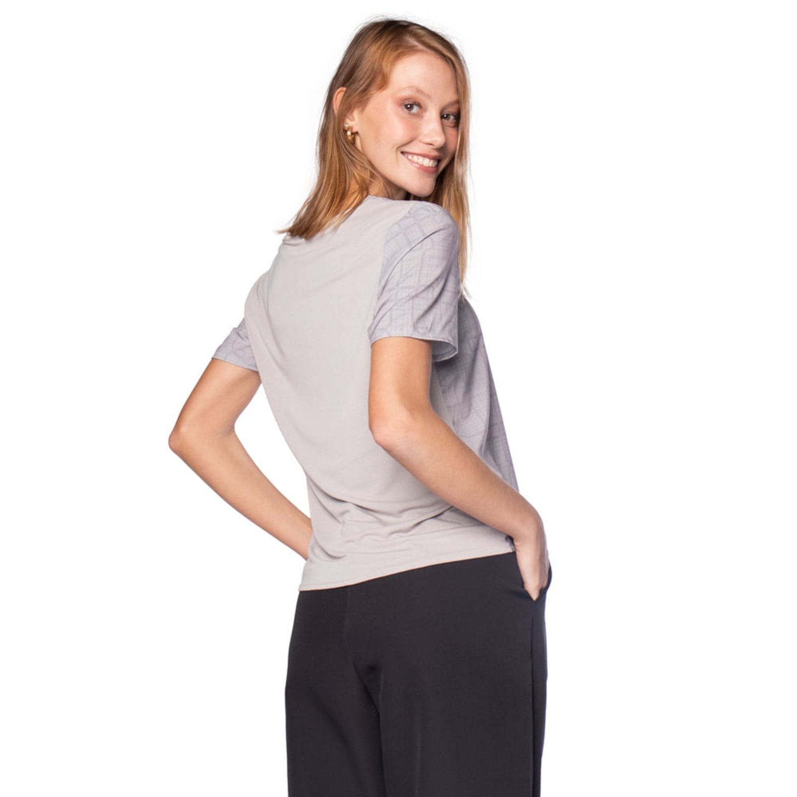 Vista 3 Blusa Feminina Cativa Manga Curta Detalhe Linhas cinza Cativa cinza