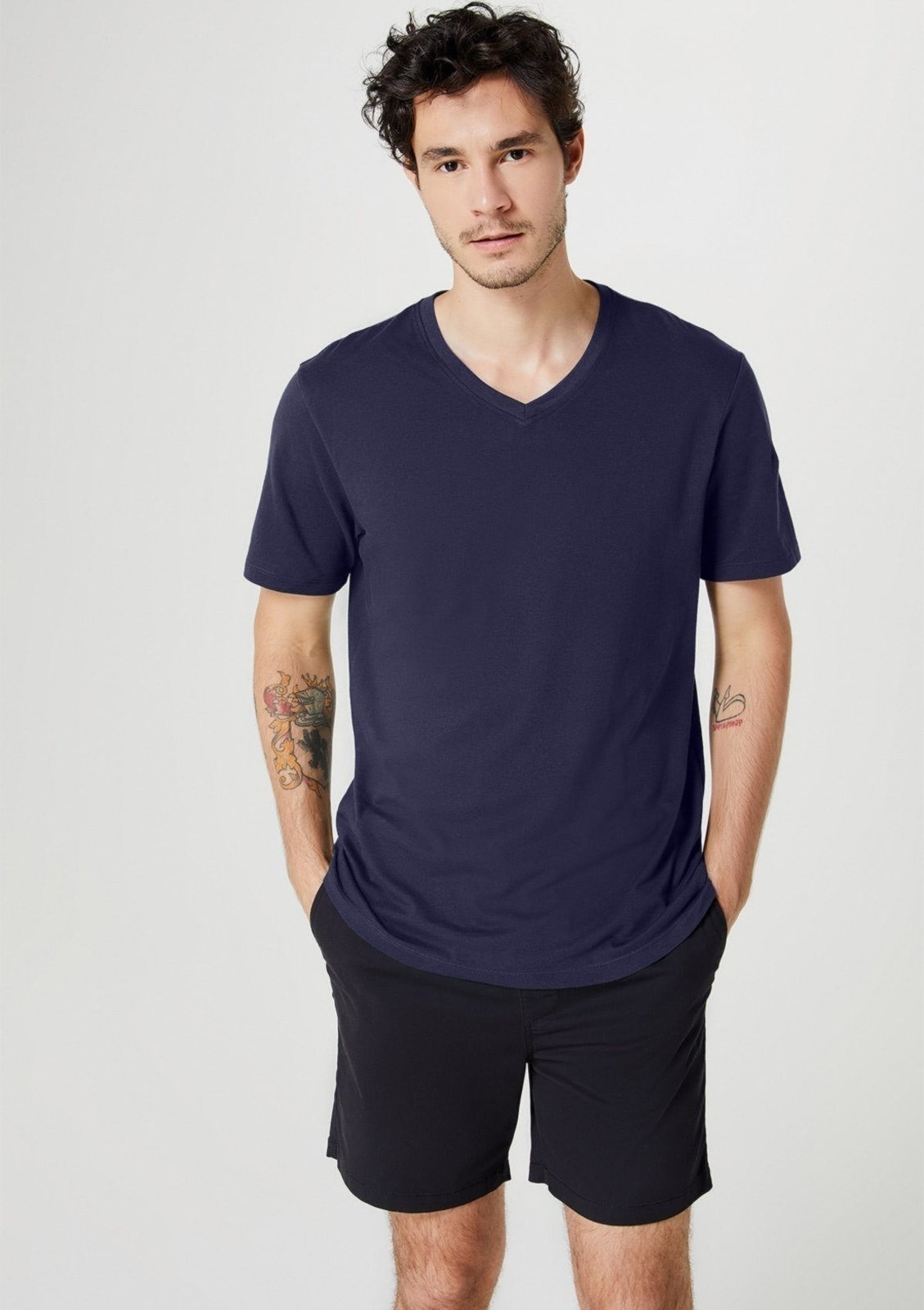 Camiseta Básica Masculina Manga Curta Com Decote V World