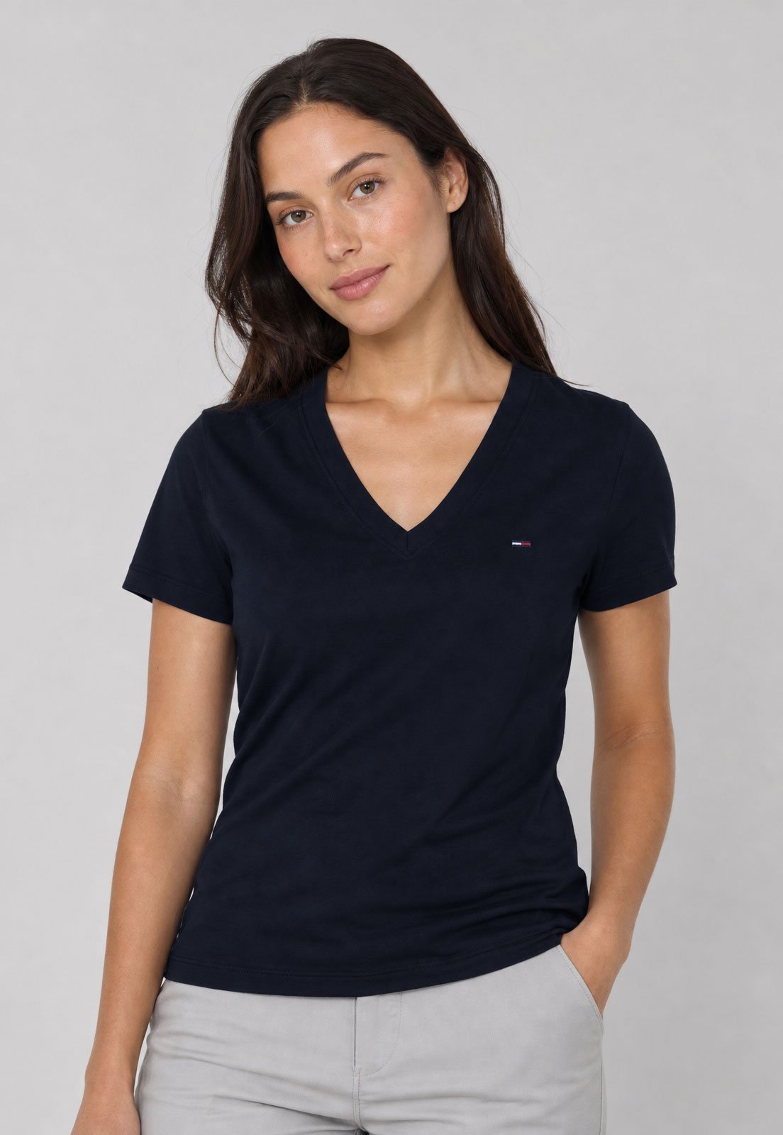 Vista 2 Camiseta Feminina Tommy Jeans Slim Decote V Preta preto Tommy Jeans preto