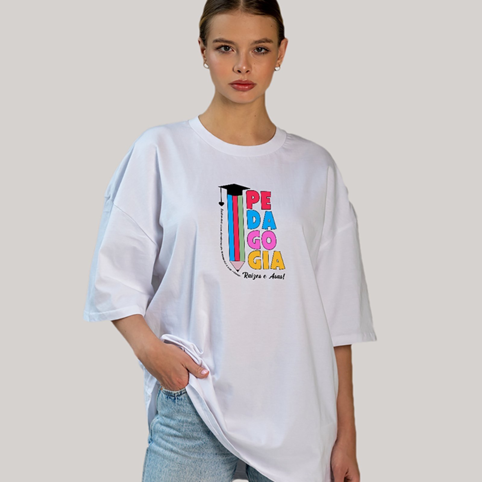 Vista 2 Camiseta Ousy Feminina Profissão Pedagogia Colorida Capelo Graduação Oversized branco ousy branco