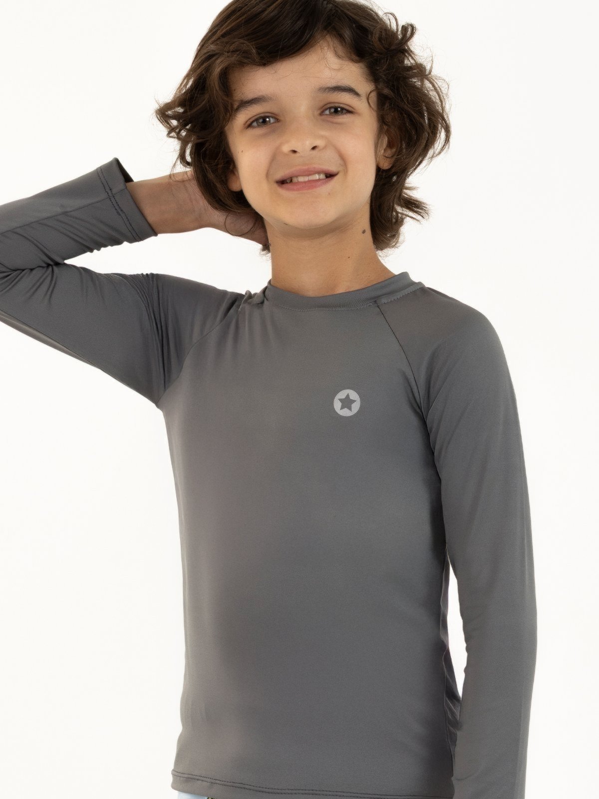 Vista 2 Camisa de Praia Unissex com Proteção UV 50 Magicamente Kids cinza Magicamente Kids cinza