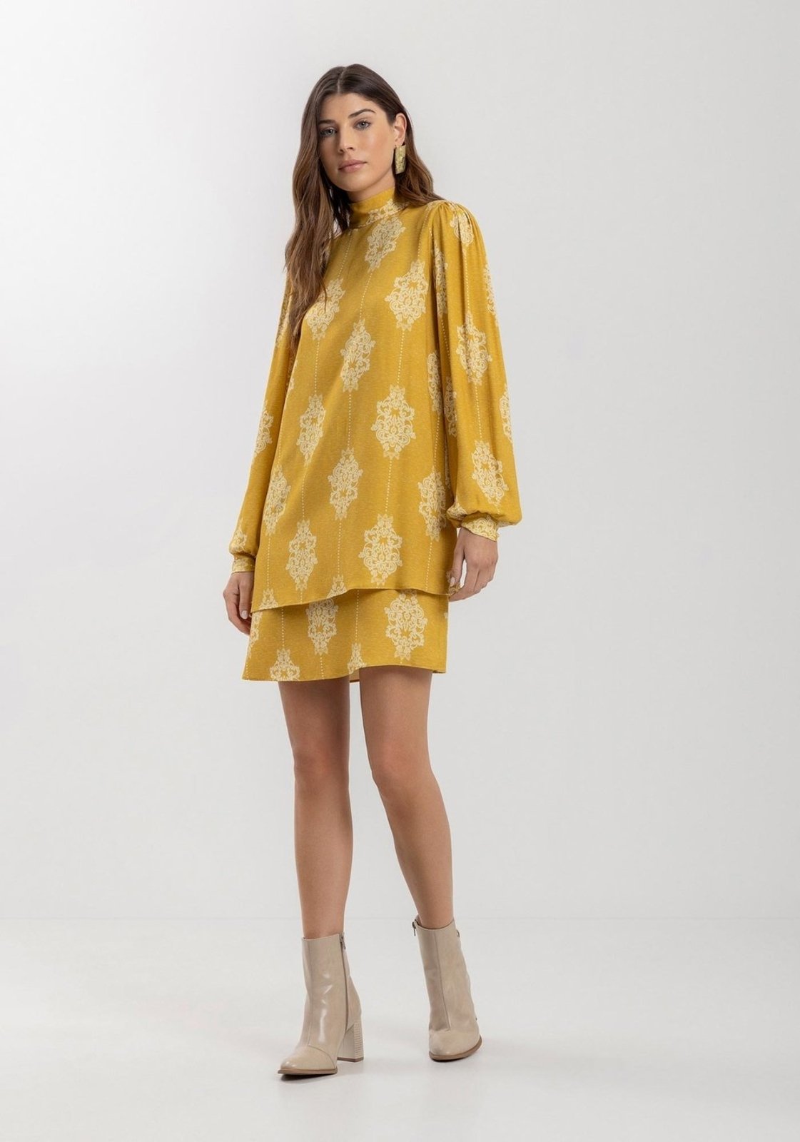 Vestido Curto Estampado Com Mangas Amplas E Gola Alta