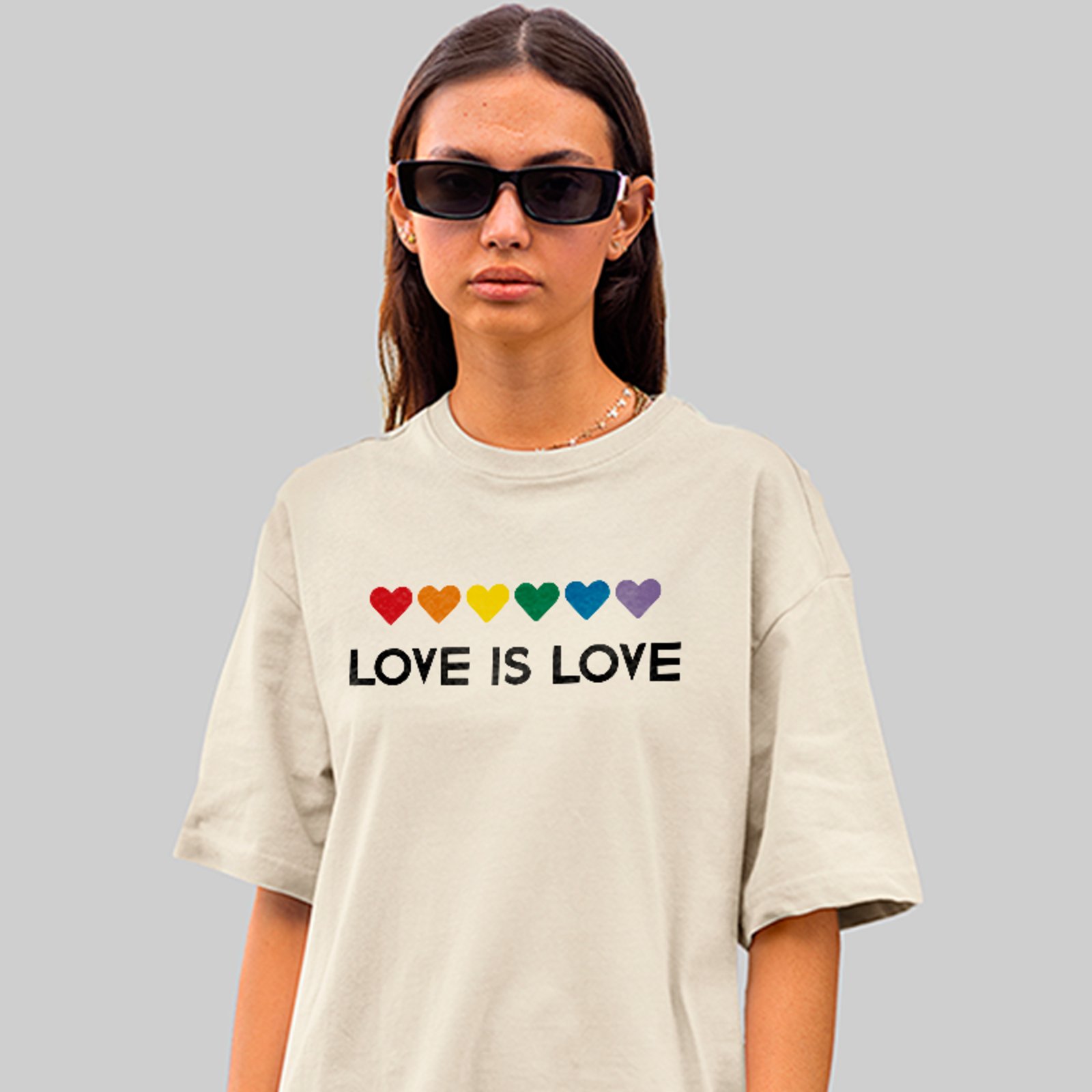 Camiseta Oversized Love Is Love Rainbow Pride Unissex Off White