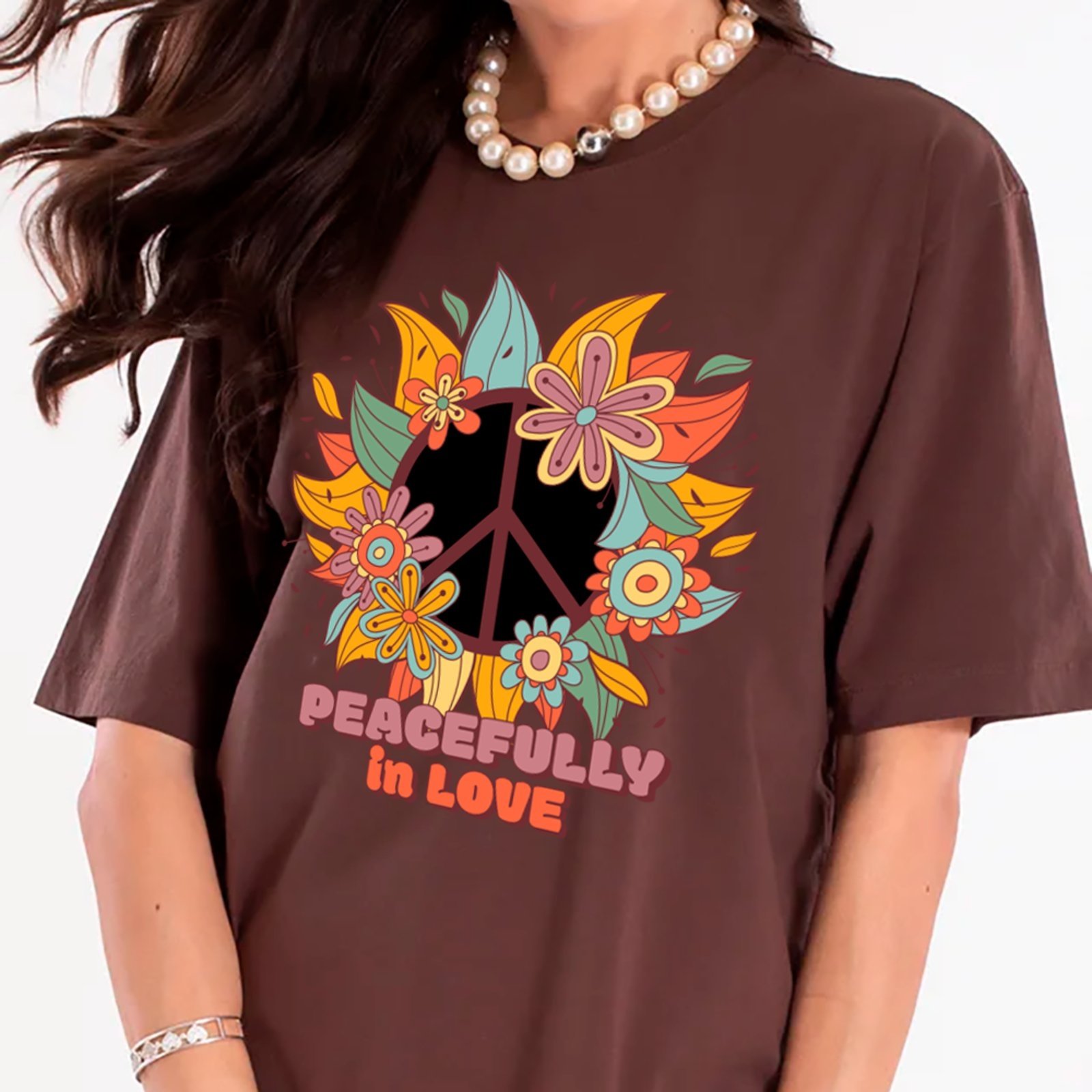 Camiseta Ousy Hippie PeacefullyIn Love Oversized Feminina Marrom