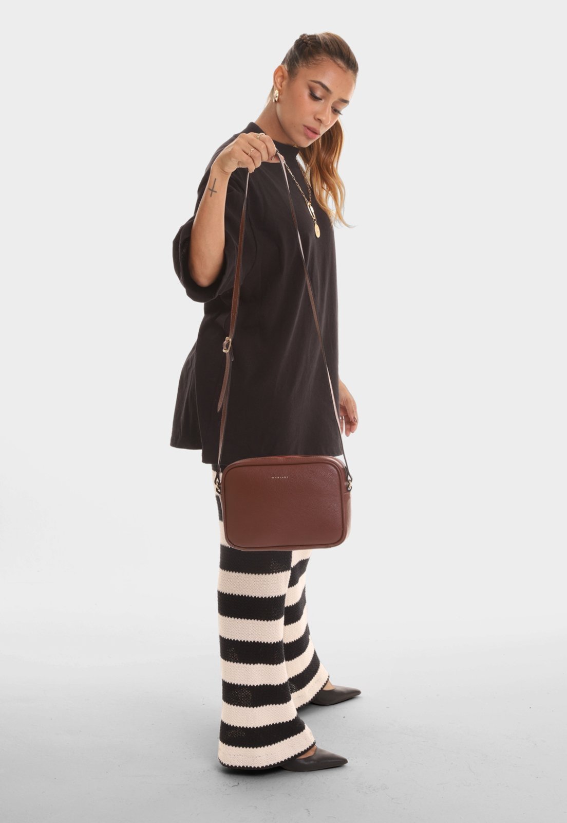 Vista 3 Bolsa Transversal Couro Mariart Maxi Jeri Chocolate marrom Mariart marrom