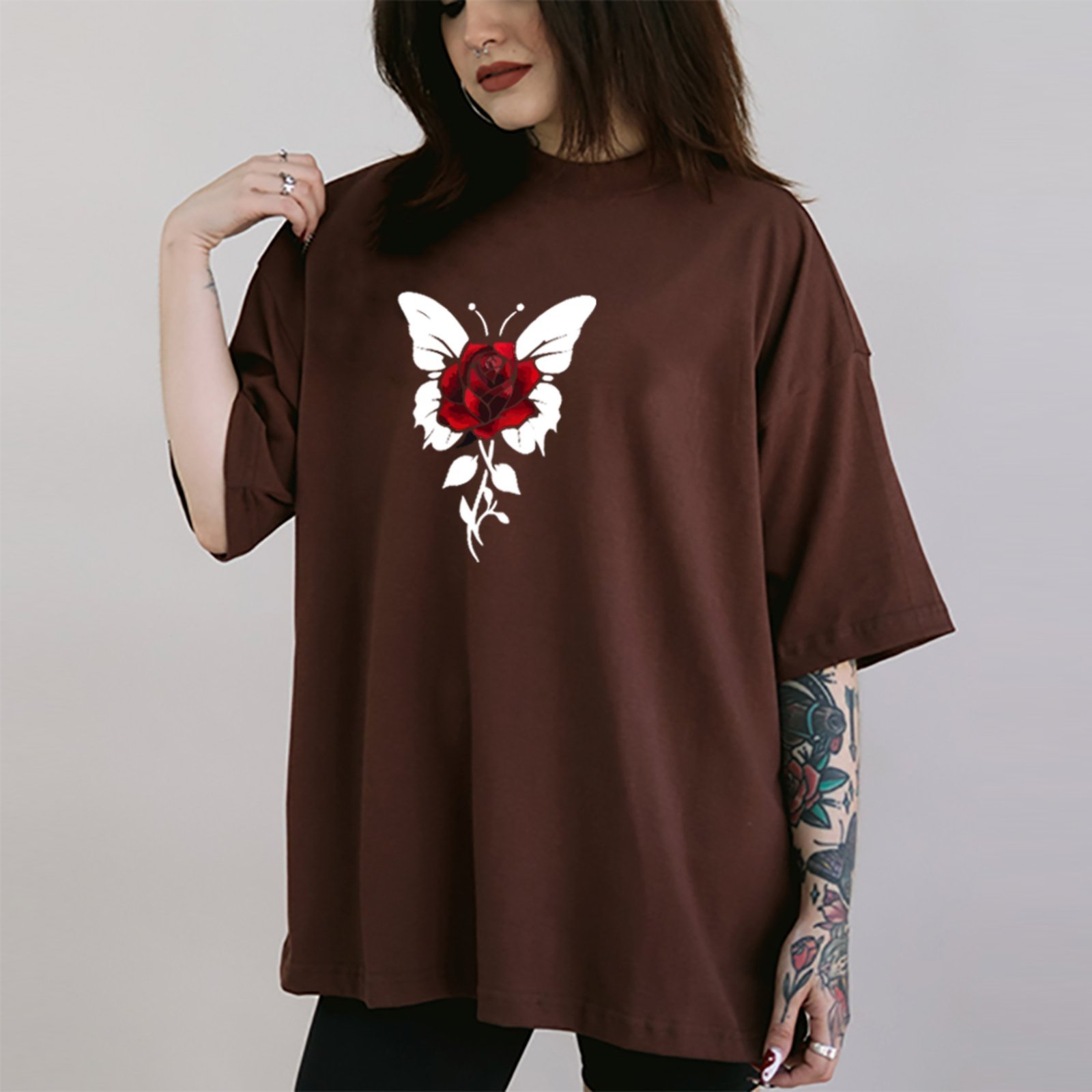 Camiseta Ousy Borboleta e Rosa Oversized Feminina Marrom