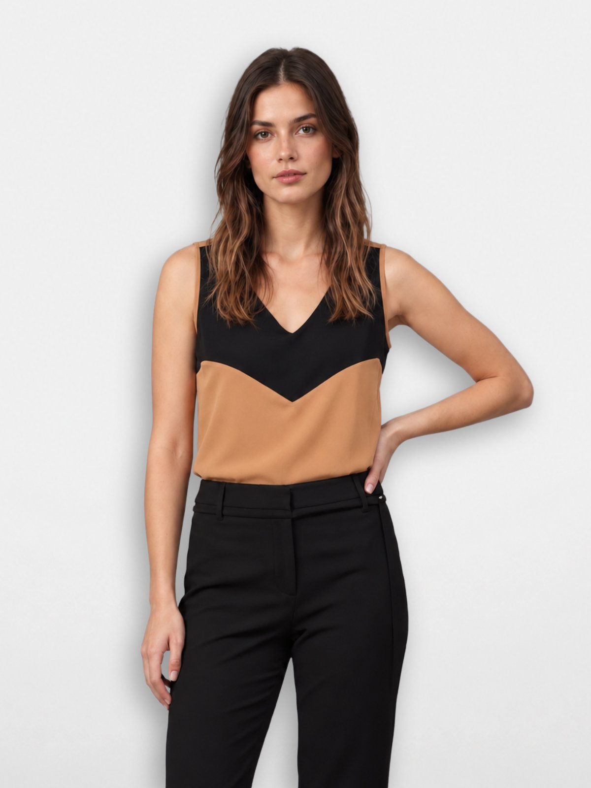 Blusa Feminina Pompier Regata Bicolor em Viscose com Decote V Marrom