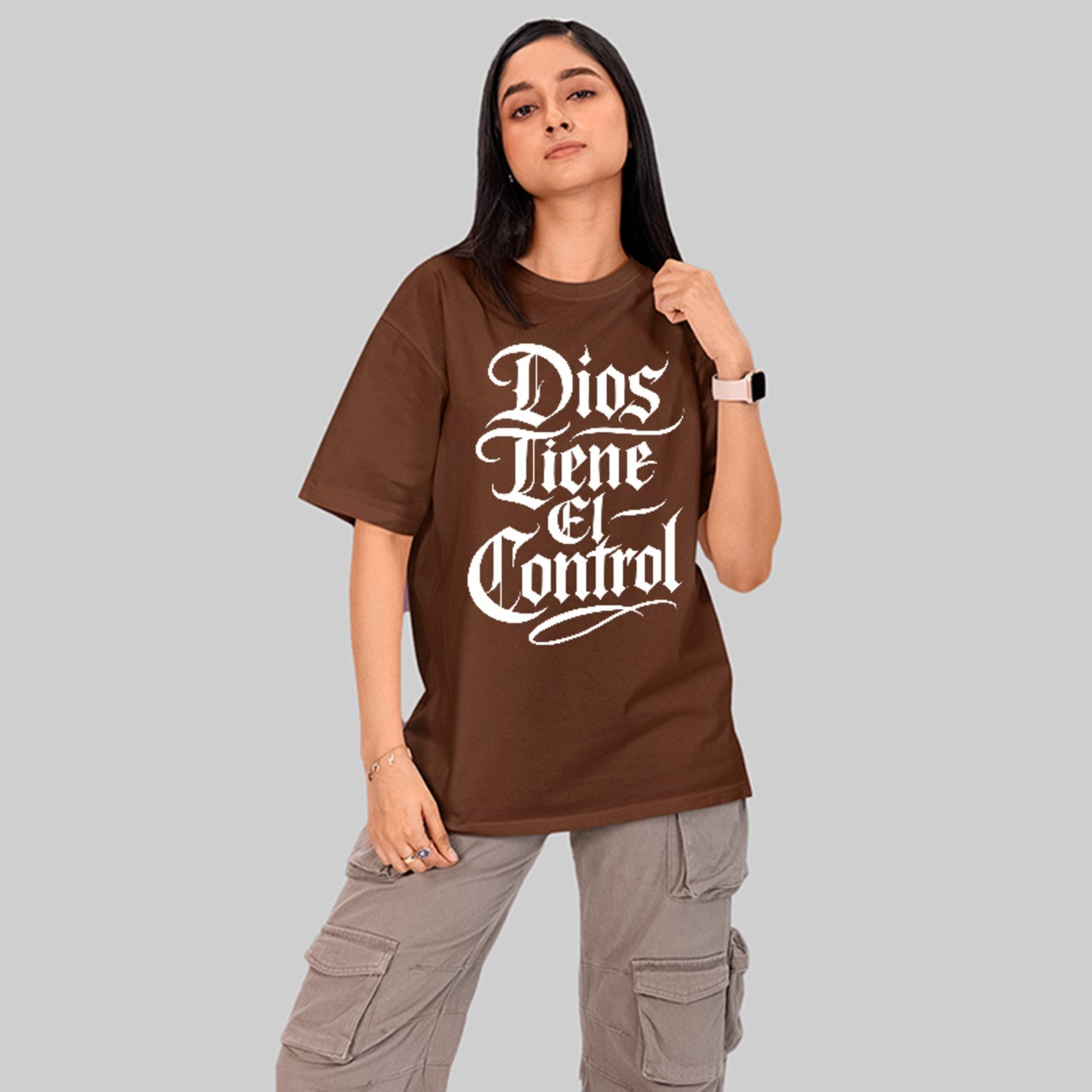 Camiseta Oversized Dios Tiene El Control Mensagem Cristã Unissex Marrom