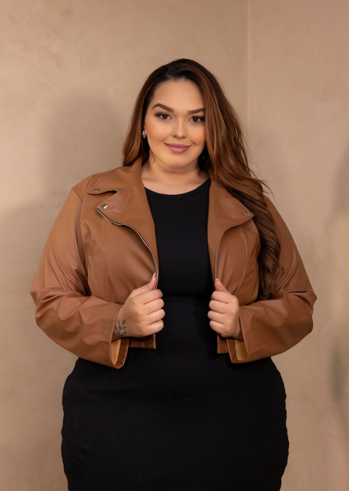 Jaqueta P.U. Cropped Plus Size Com Zíper Cia do Vestido Marrom Mocha Mousse
