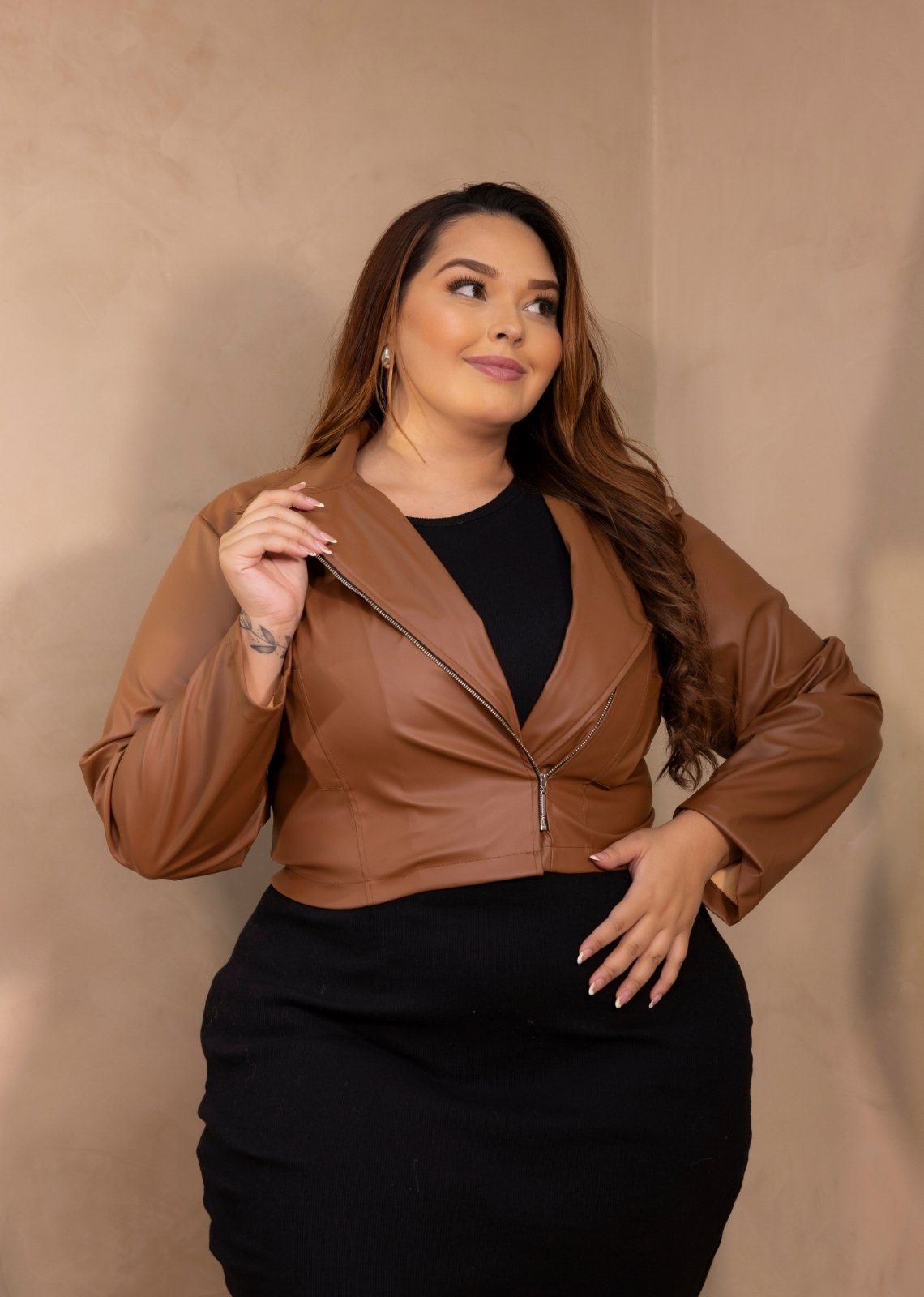 Vista 3 Jaqueta P.U. Cropped Plus Size Com Zíper Cia do Vestido Mocha Mousse marrom Cia do Vestido marrom