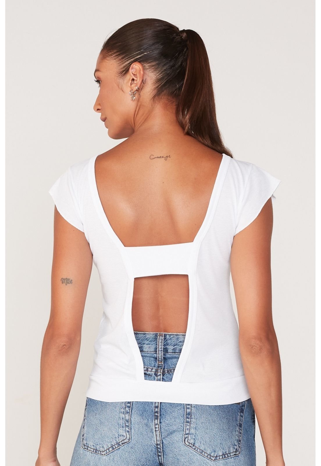 Camiseta Onbongo Feminina Costas Vazadas Estampada Branca