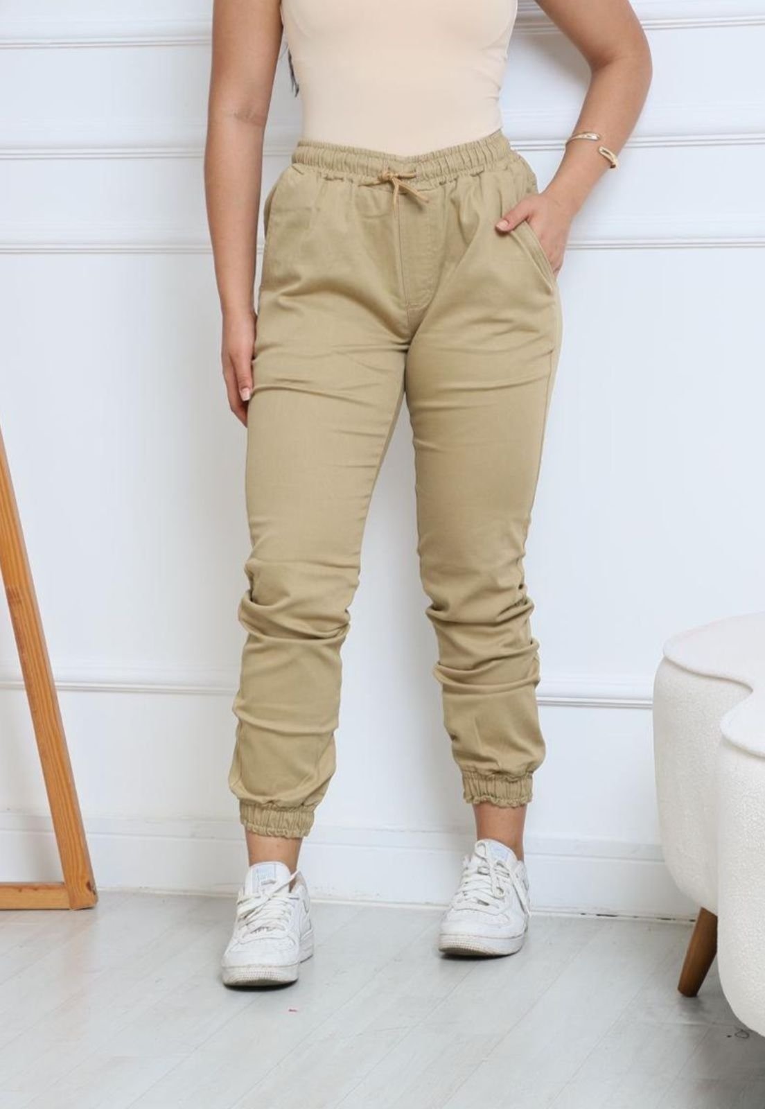 Calça Jogger Feminina Com Bolsos e Elástico Cor Cáqui Moda Fashion Tendência