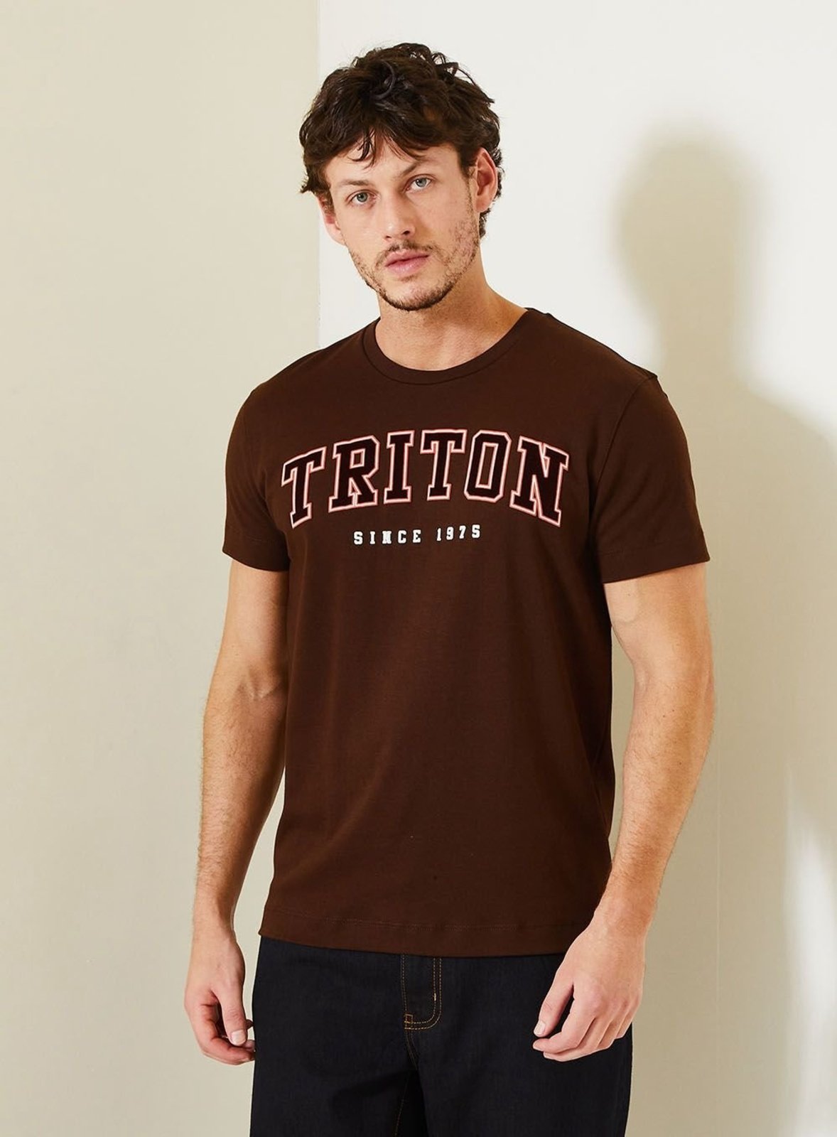 Camiseta New com Estampa College Triton Marrom Nobuck