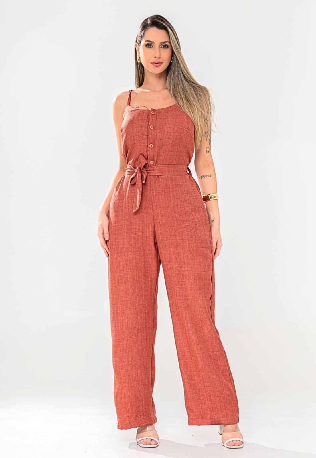 Macacão Feminino Pantalona Alfaitaria Botoes Frontal De Alcinha Com Ajuste na Cintura Amaraçao Duna Linho