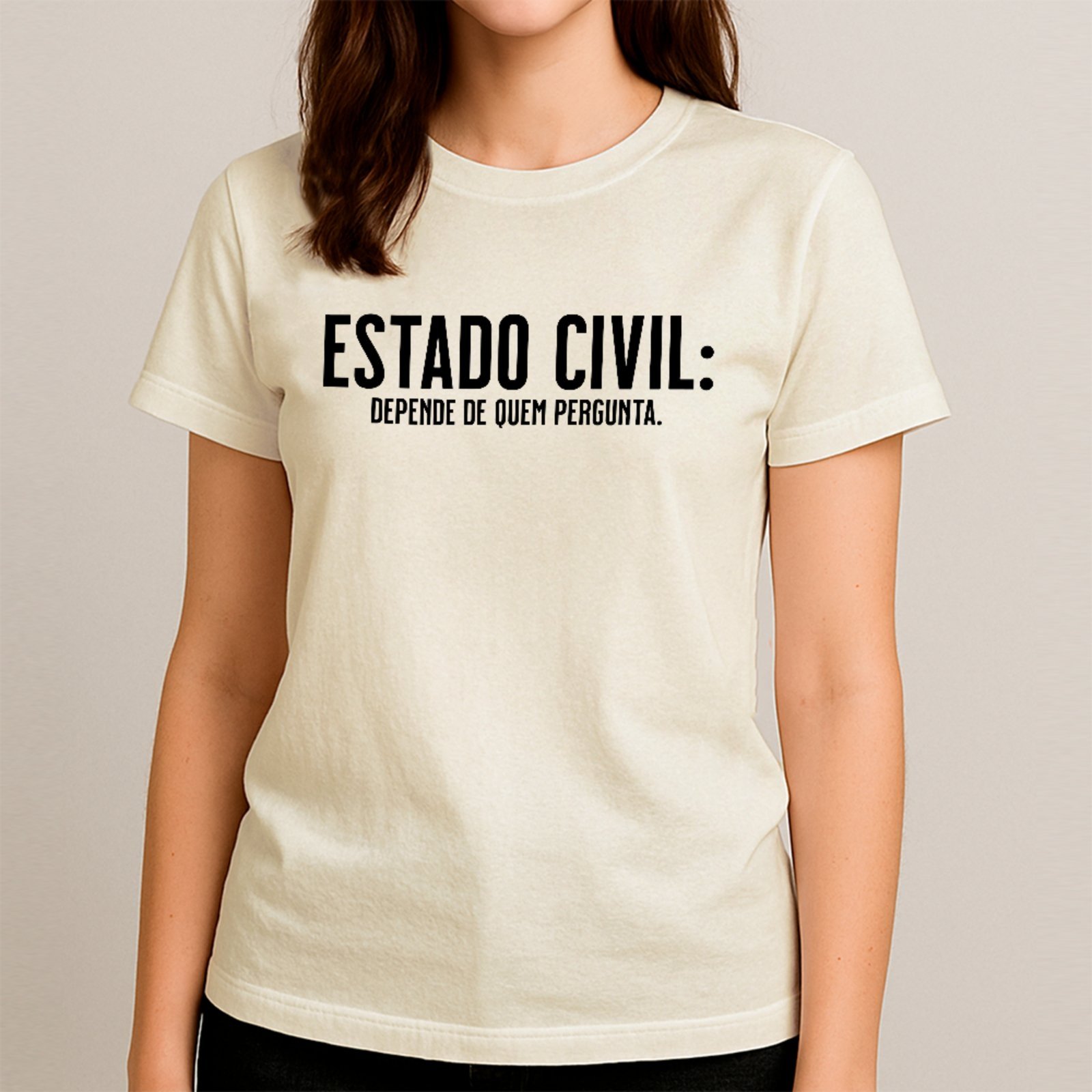 Vista 2 Camiseta Ousy Básica Depende De Quem Pergunta Humor Sarcástico Unissex Off White off-white white ousy off-white white