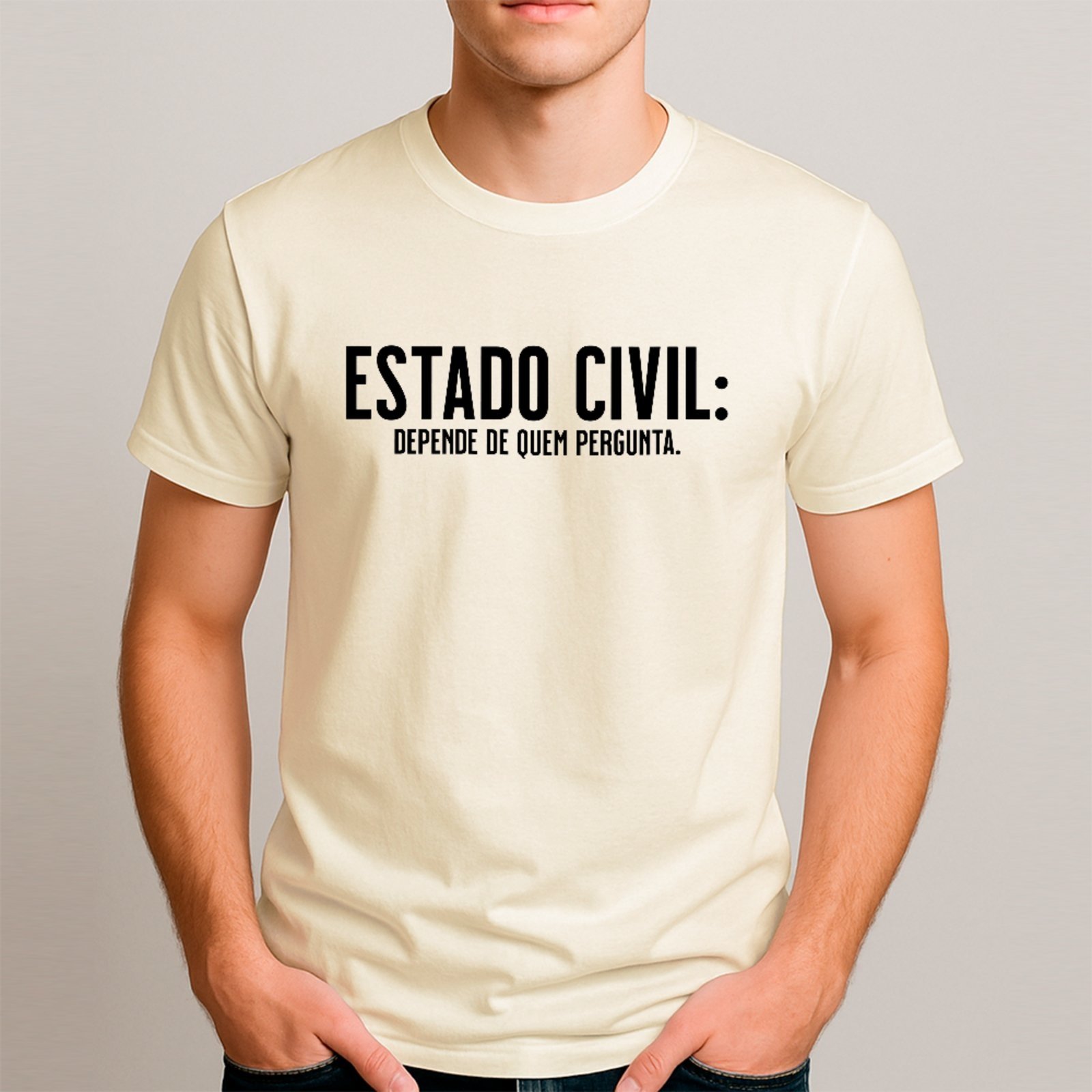Vista 3 Camiseta Ousy Básica Depende De Quem Pergunta Humor Sarcástico Unissex Off White off-white white ousy off-white white