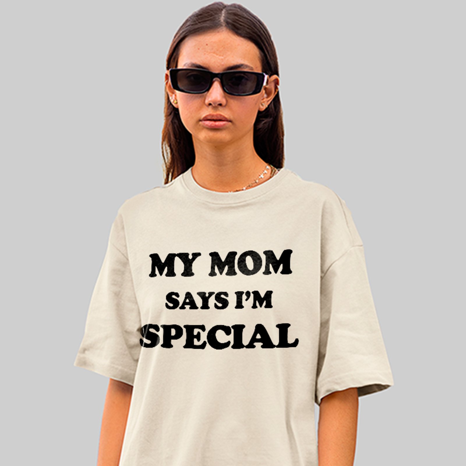 Camiseta Oversized My Mom Says I’m Special Humor Meme Off White