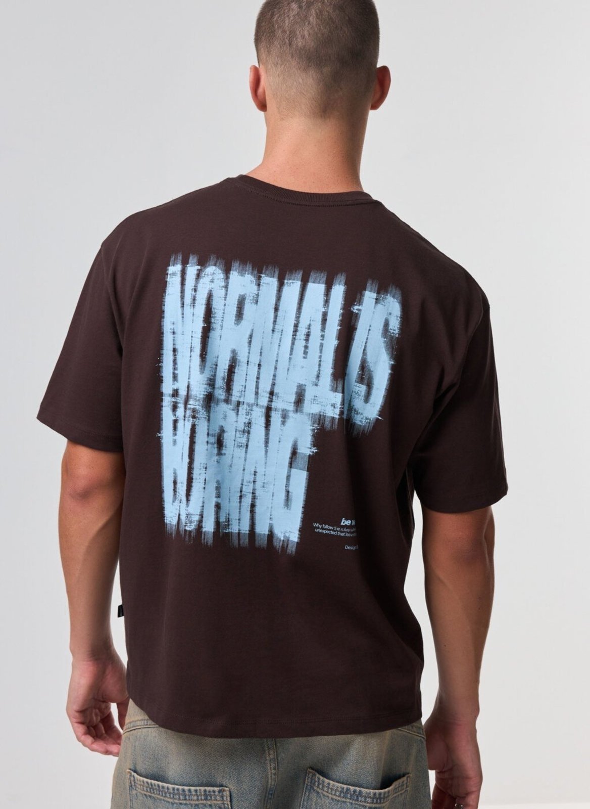 Camiseta Box Marrom Boring